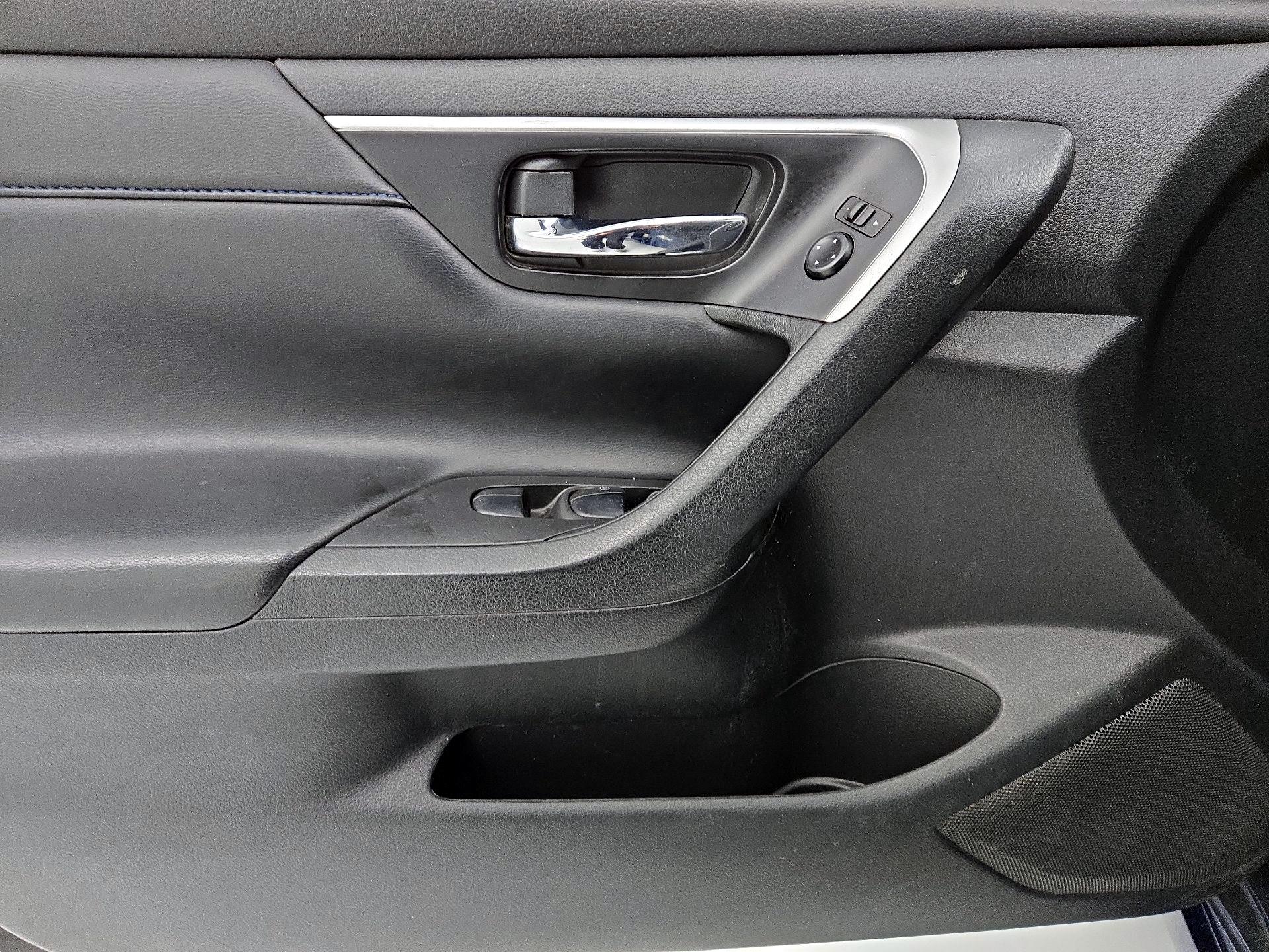 Thumbnail: 2017 Nissan Altima - 12