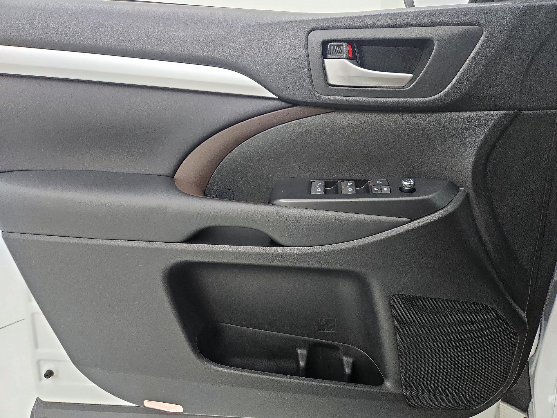 Thumbnail: 2018 Toyota Highlander - 12