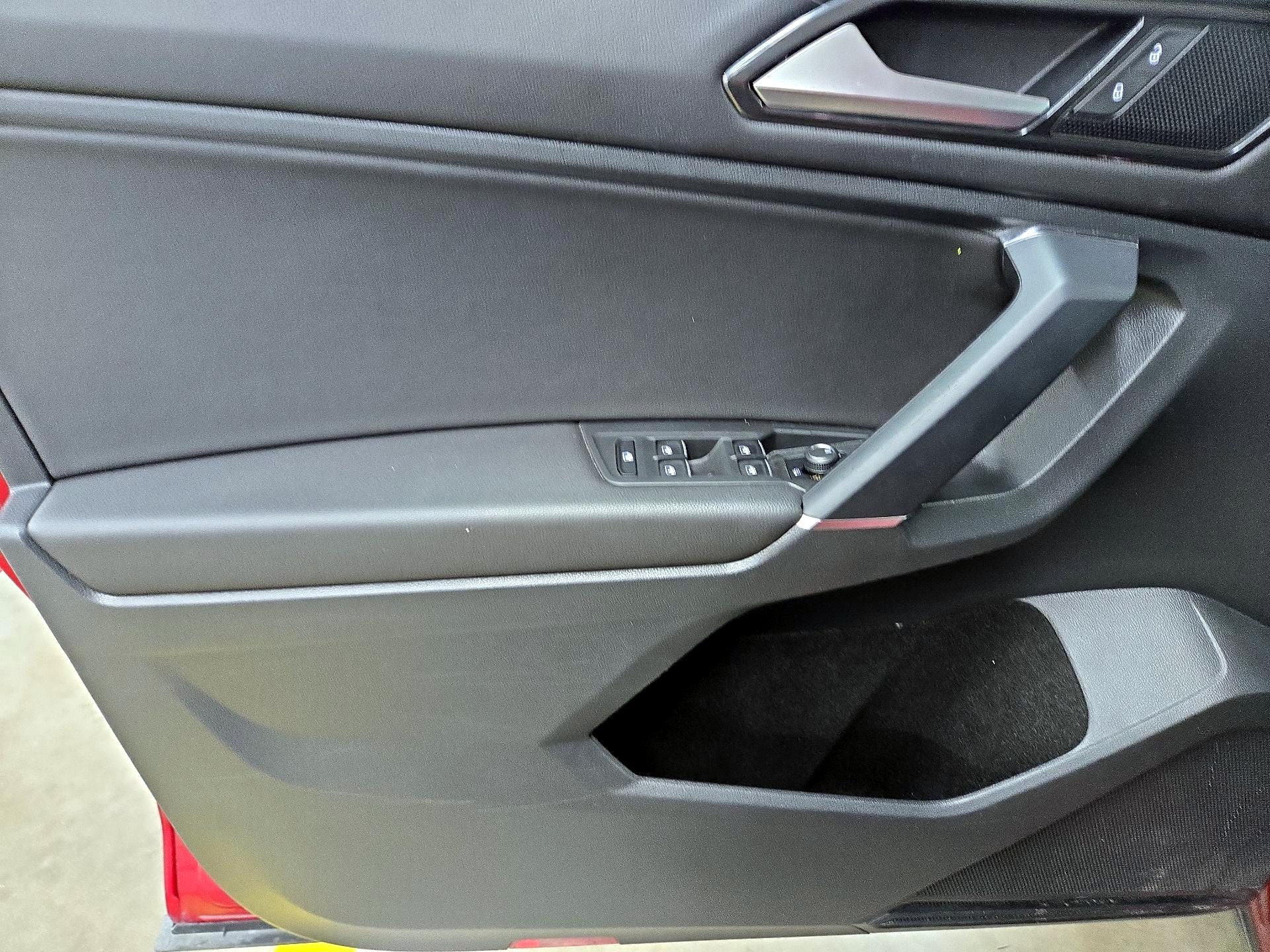 Thumbnail: 2018 Volkswagen Tiguan - 12