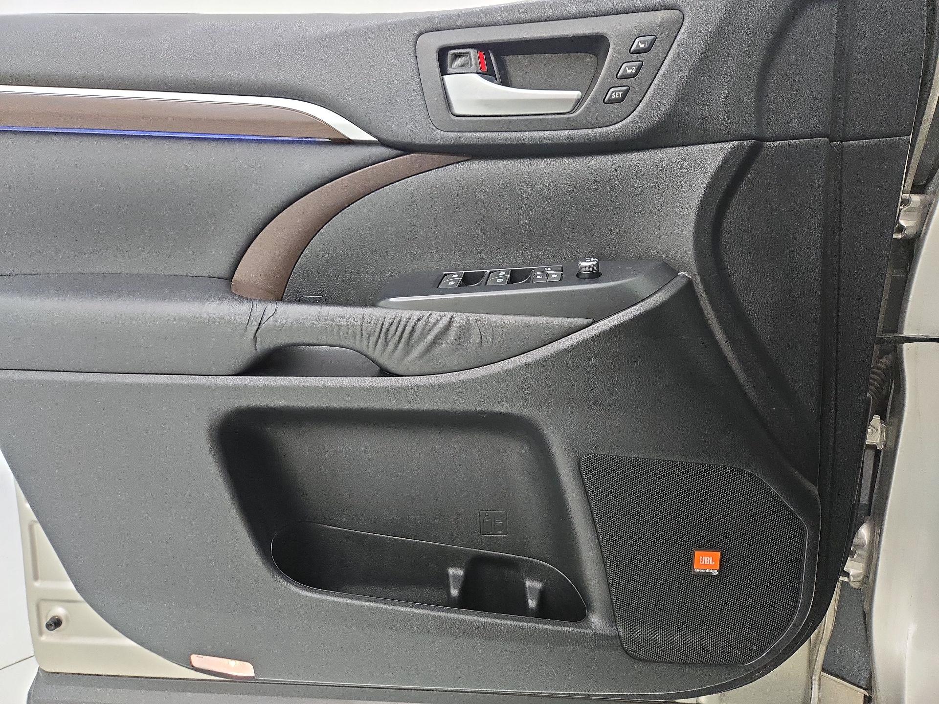 Thumbnail: 2016 Toyota Highlander - 12