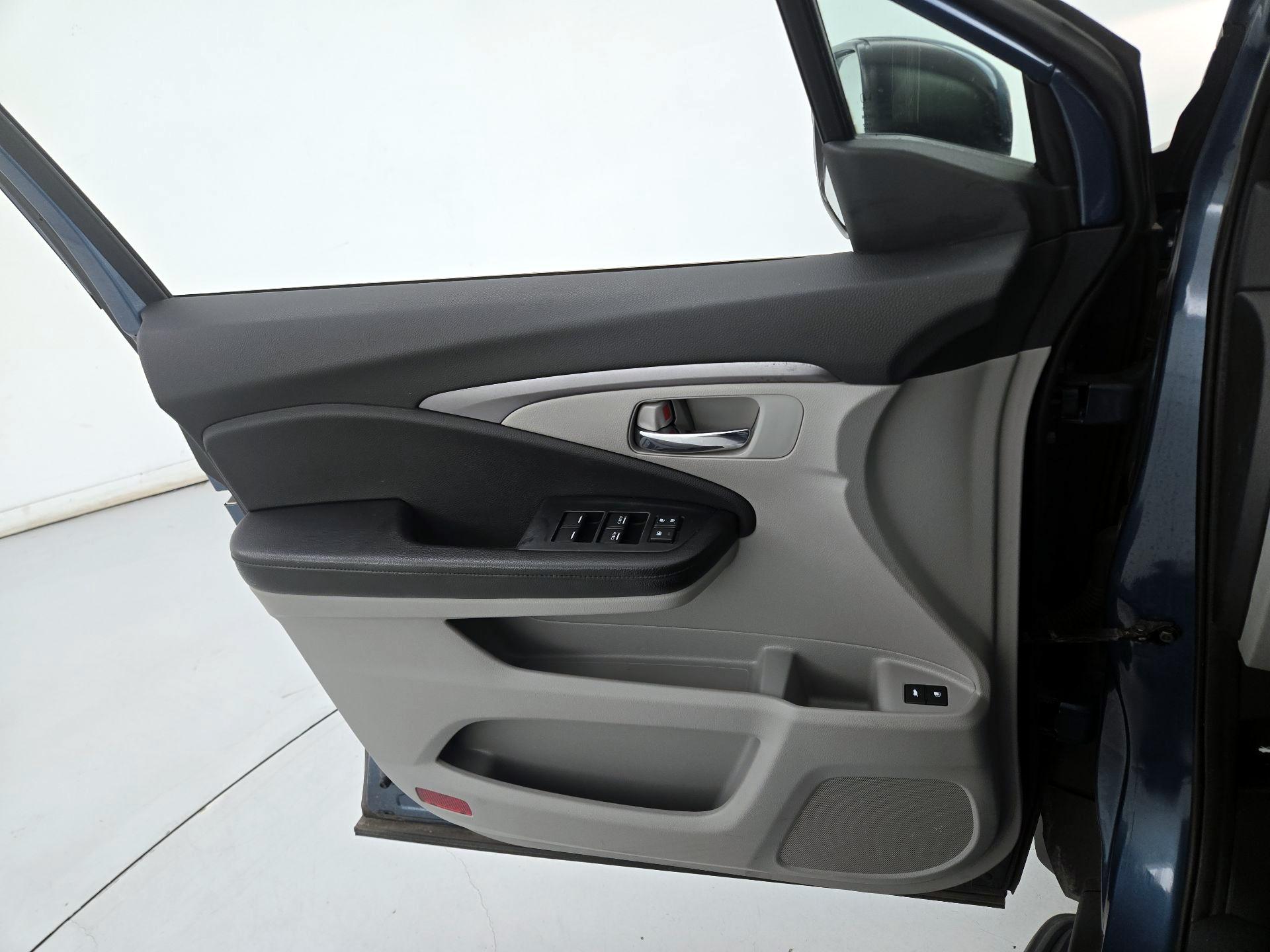 Thumbnail: 2016 Honda Pilot - 12