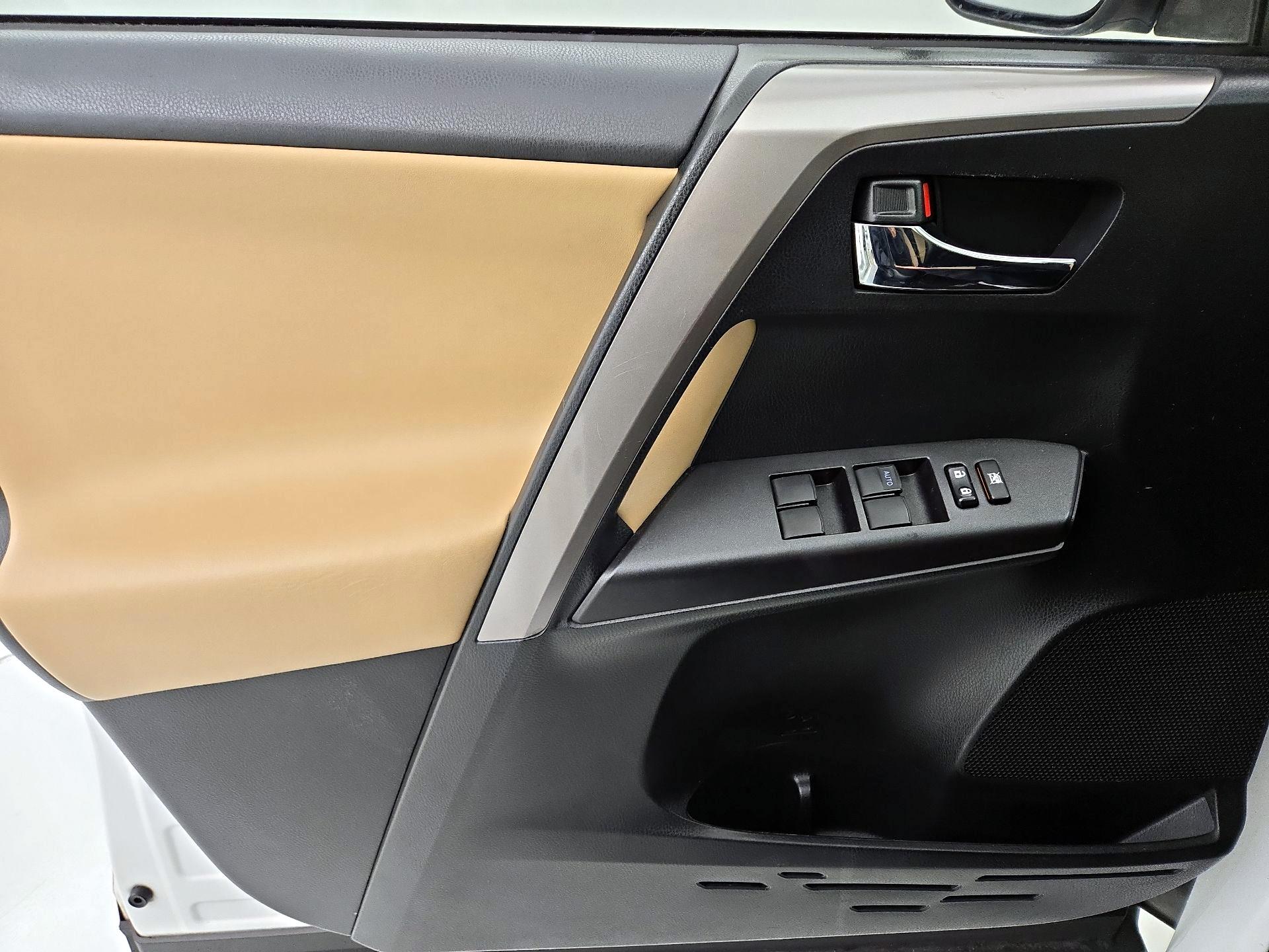 Thumbnail: 2018 Toyota RAV4 - 12