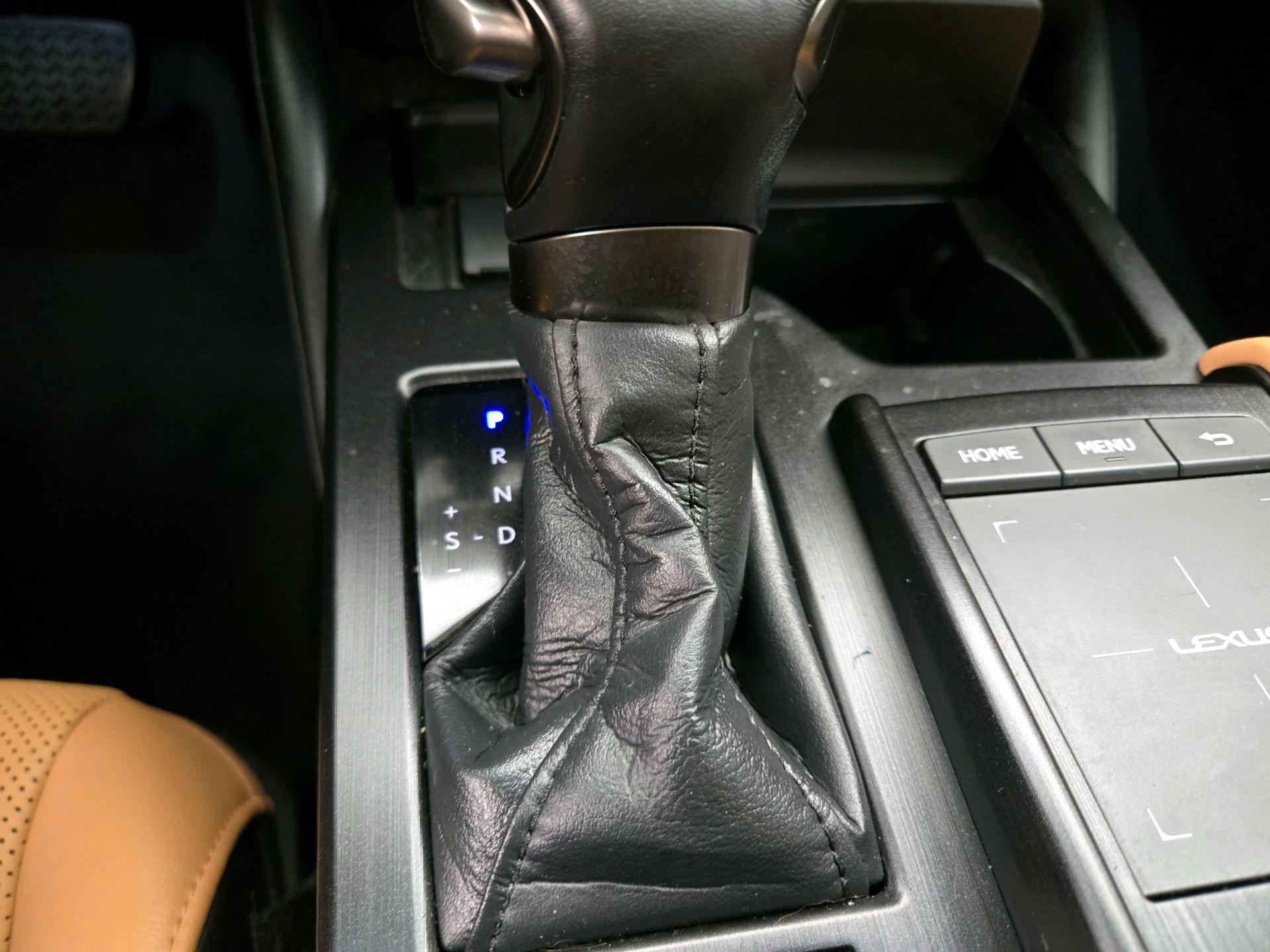 Thumbnail: 2022 Lexus ES - 17