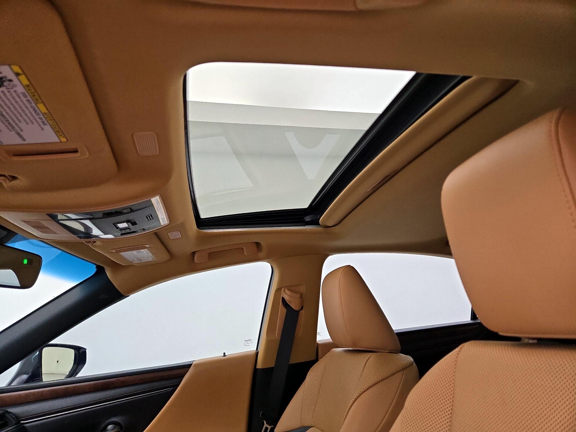 Thumbnail: 2022 Lexus ES - 19