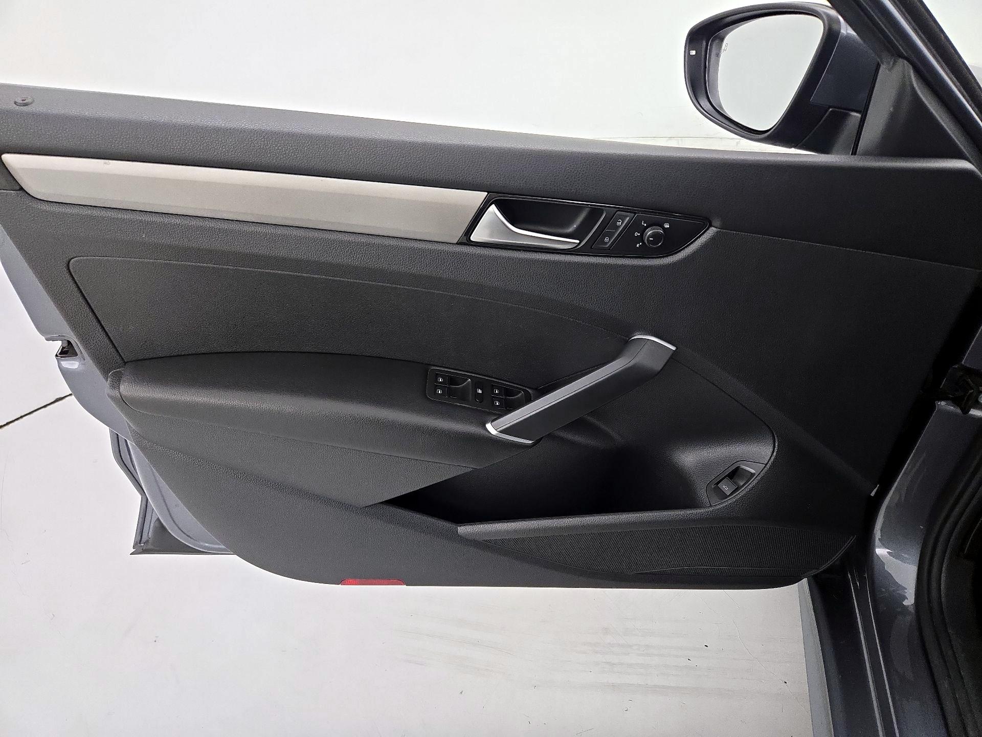 Thumbnail: 2021 Volkswagen Passat - 12