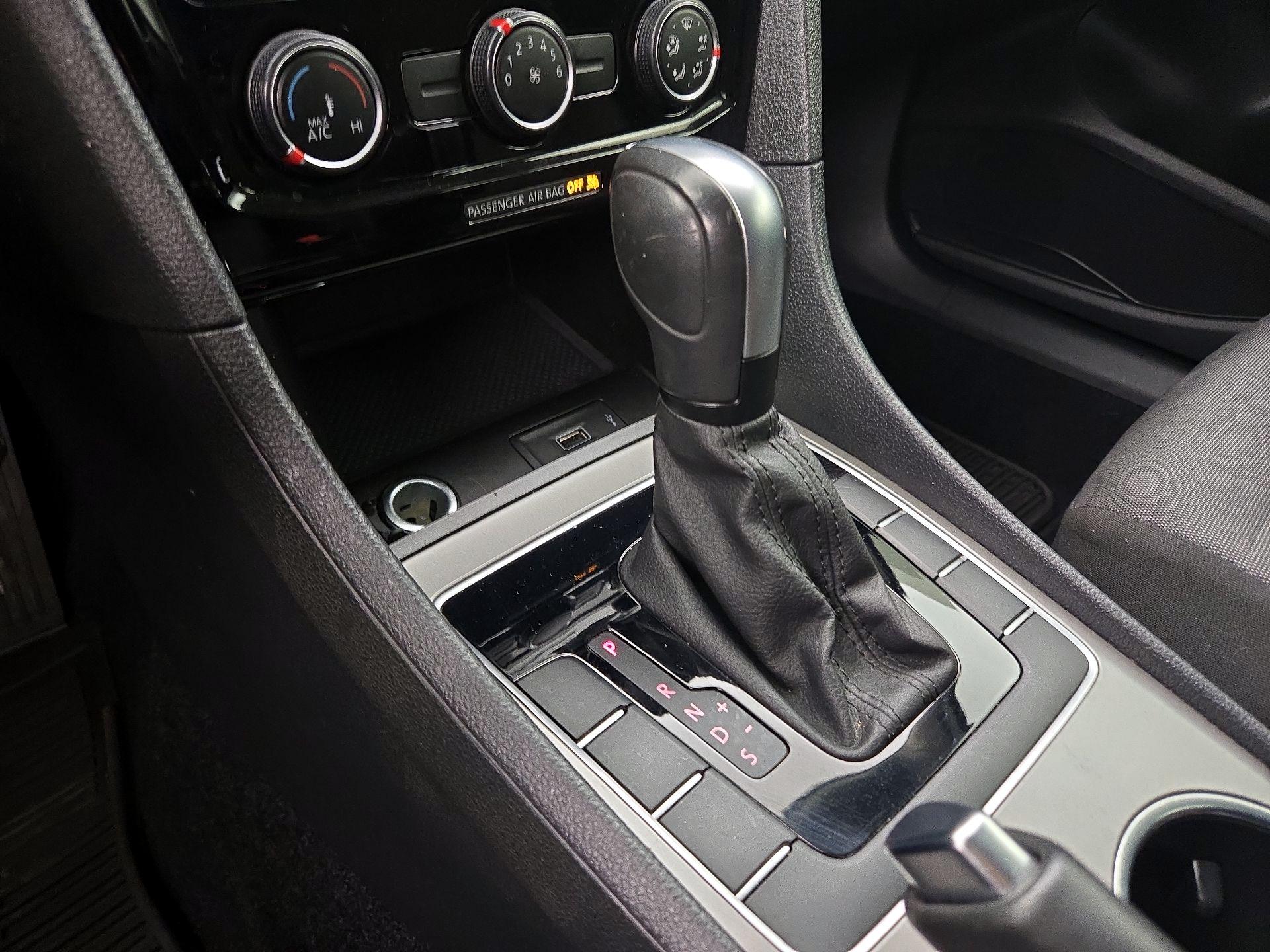 Thumbnail: 2021 Volkswagen Passat - 17