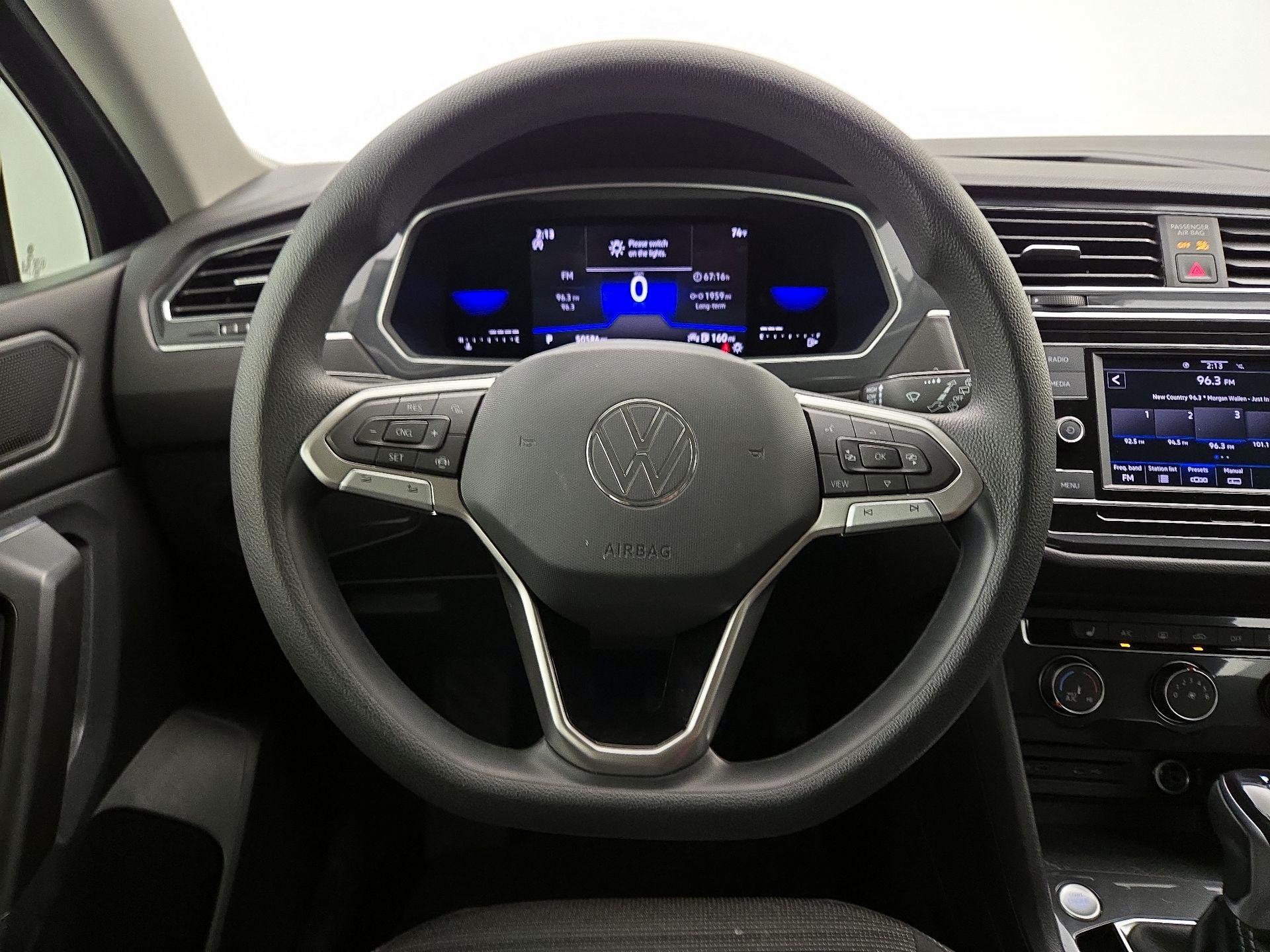 Thumbnail: 2023 Volkswagen Tiguan - 10