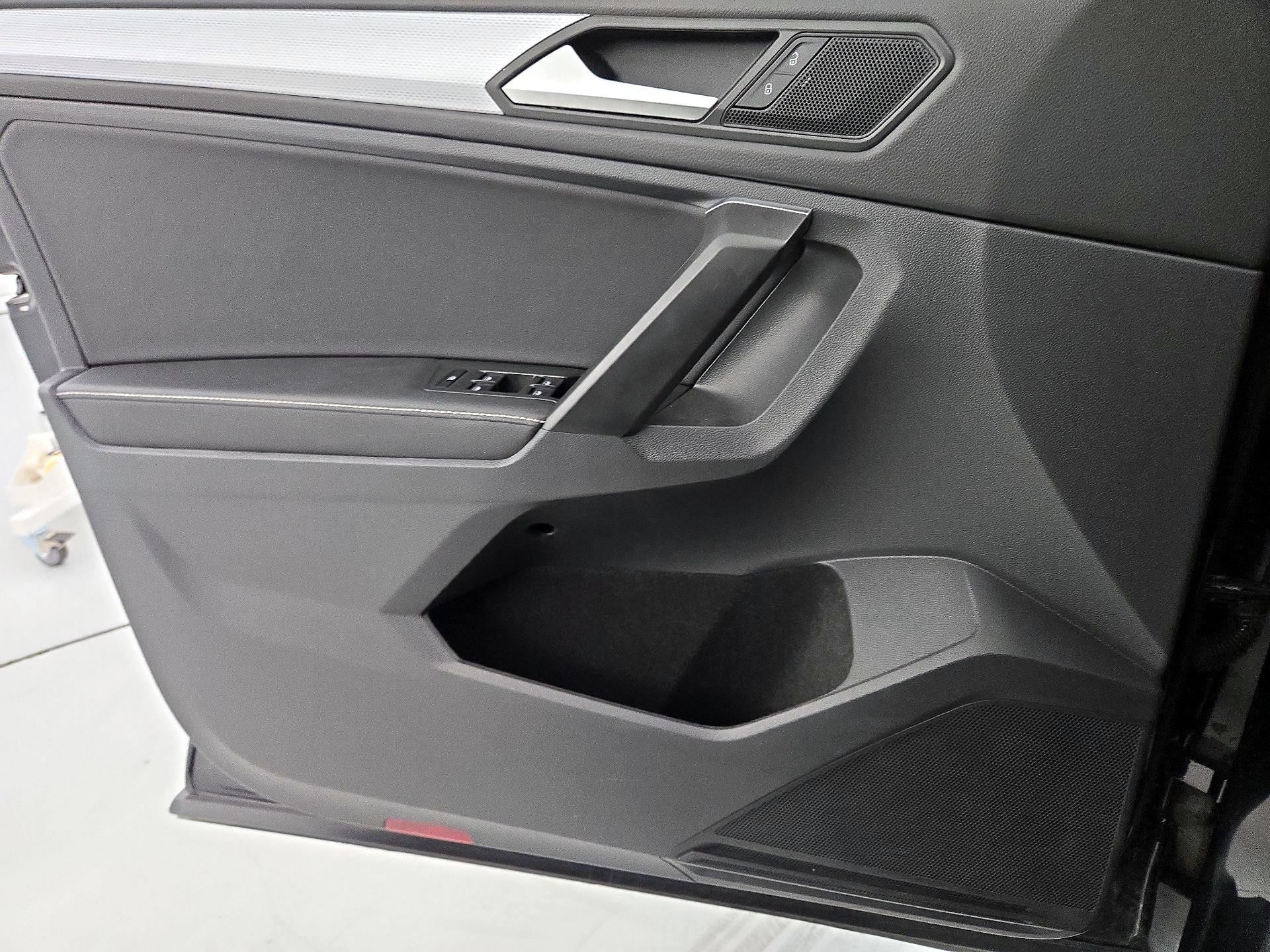 Thumbnail: 2023 Volkswagen Tiguan - 12