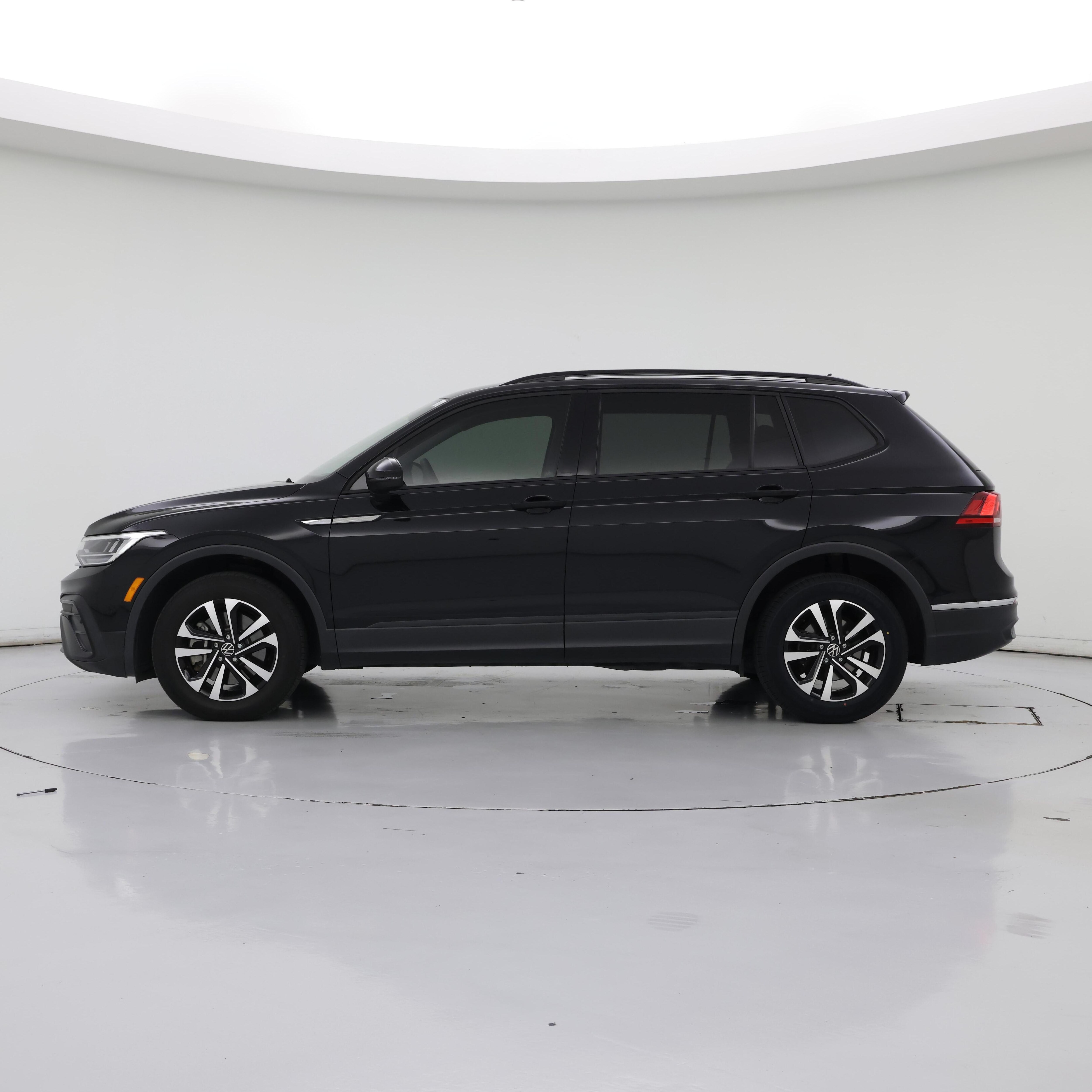 Thumbnail: 2023 Volkswagen Tiguan - 3