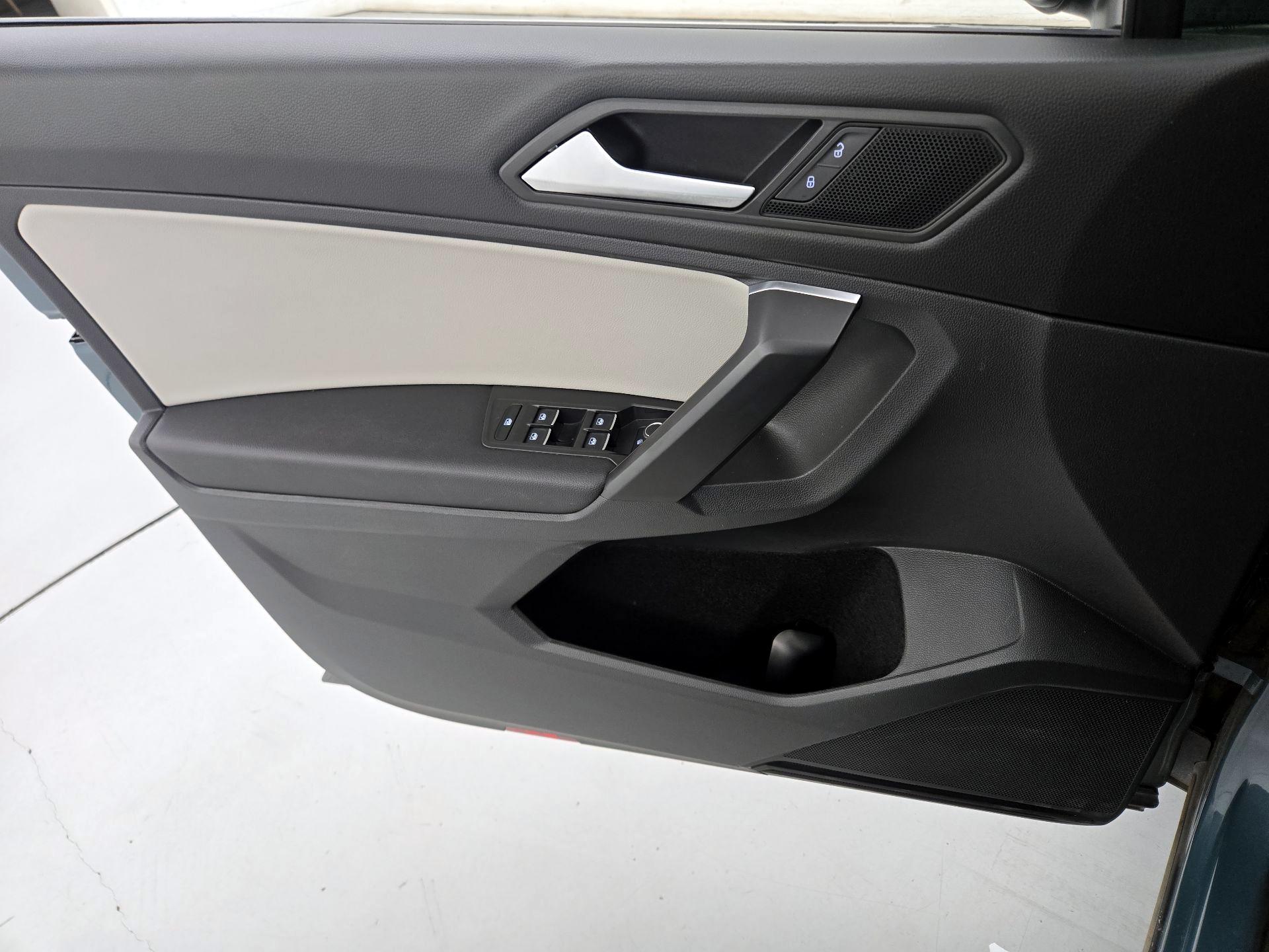 Thumbnail: 2021 Volkswagen Tiguan - 12