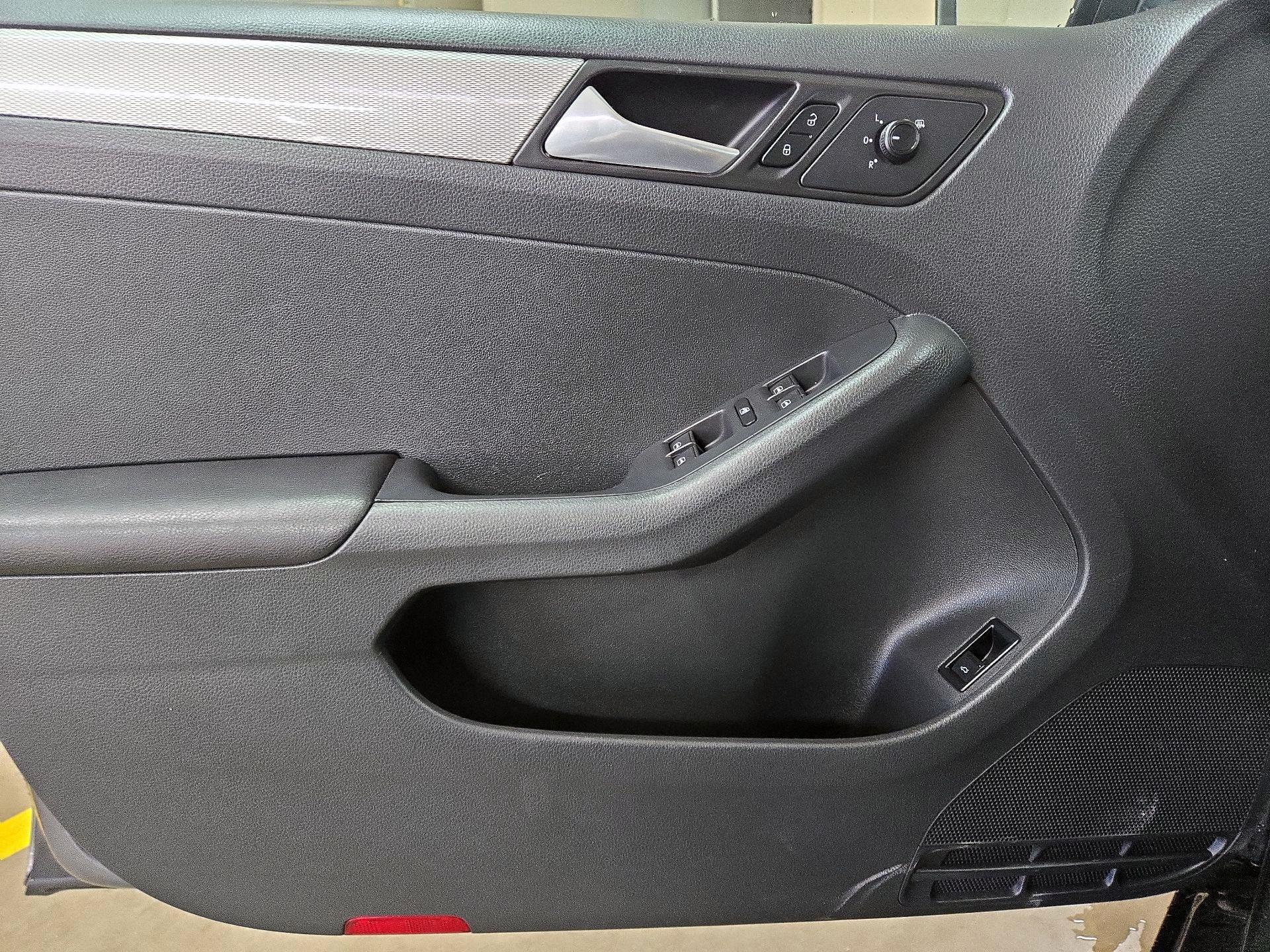 Thumbnail: 2015 Volkswagen Jetta - 12