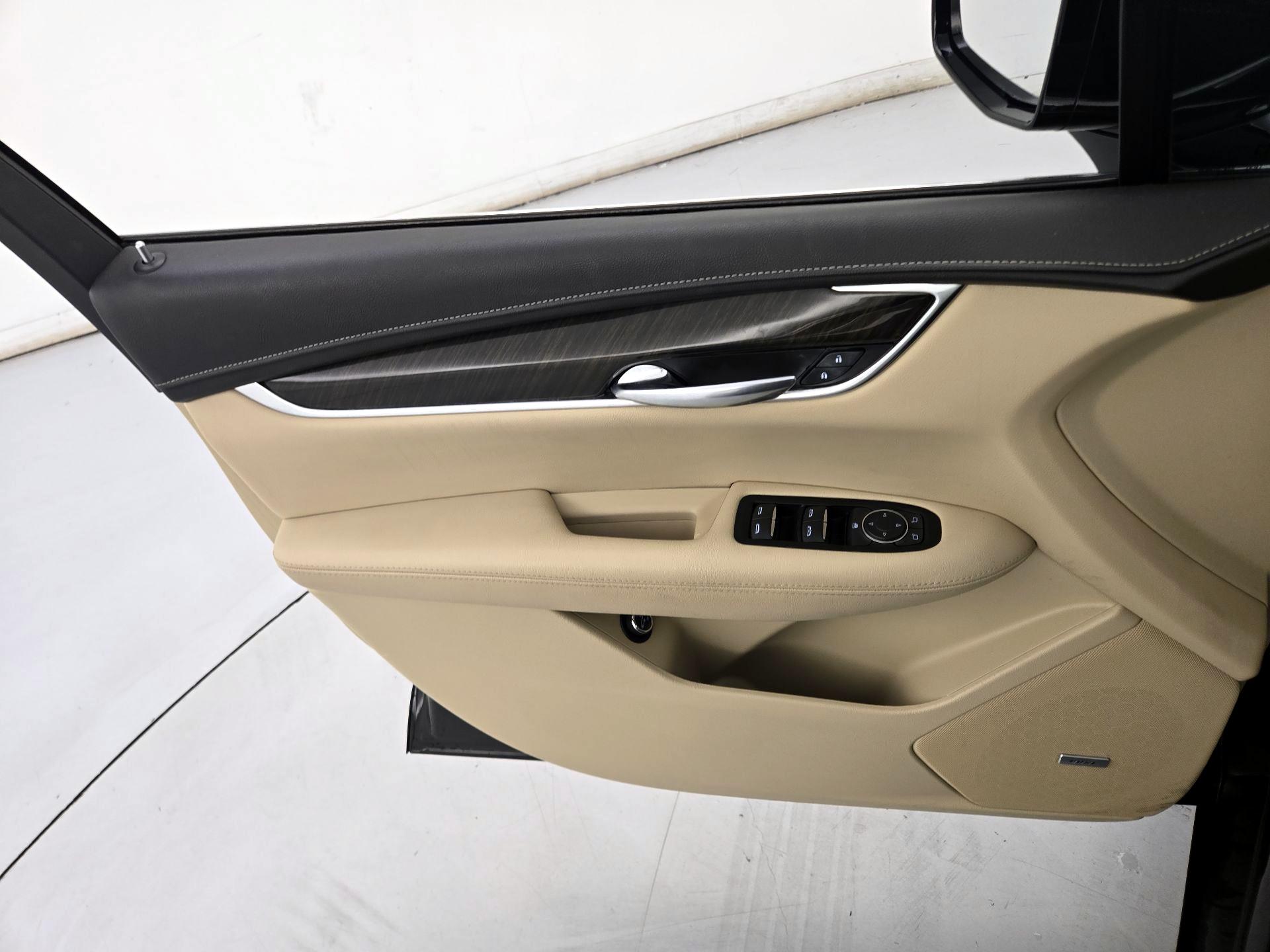 Thumbnail: 2018 Cadillac XT5 - 12