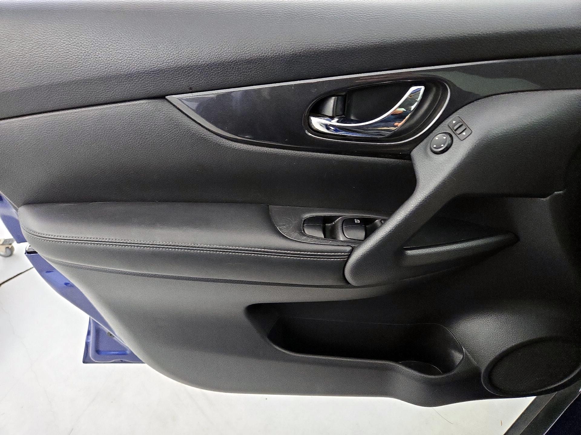 Thumbnail: 2017 Nissan Rogue - 12