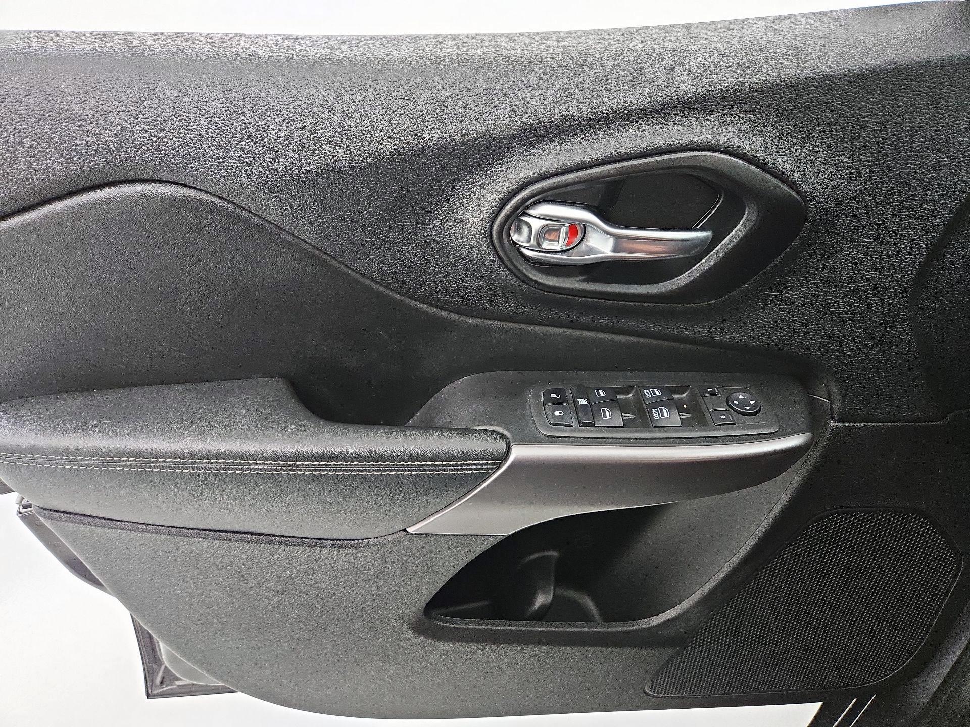 Thumbnail: 2021 Jeep Cherokee - 12