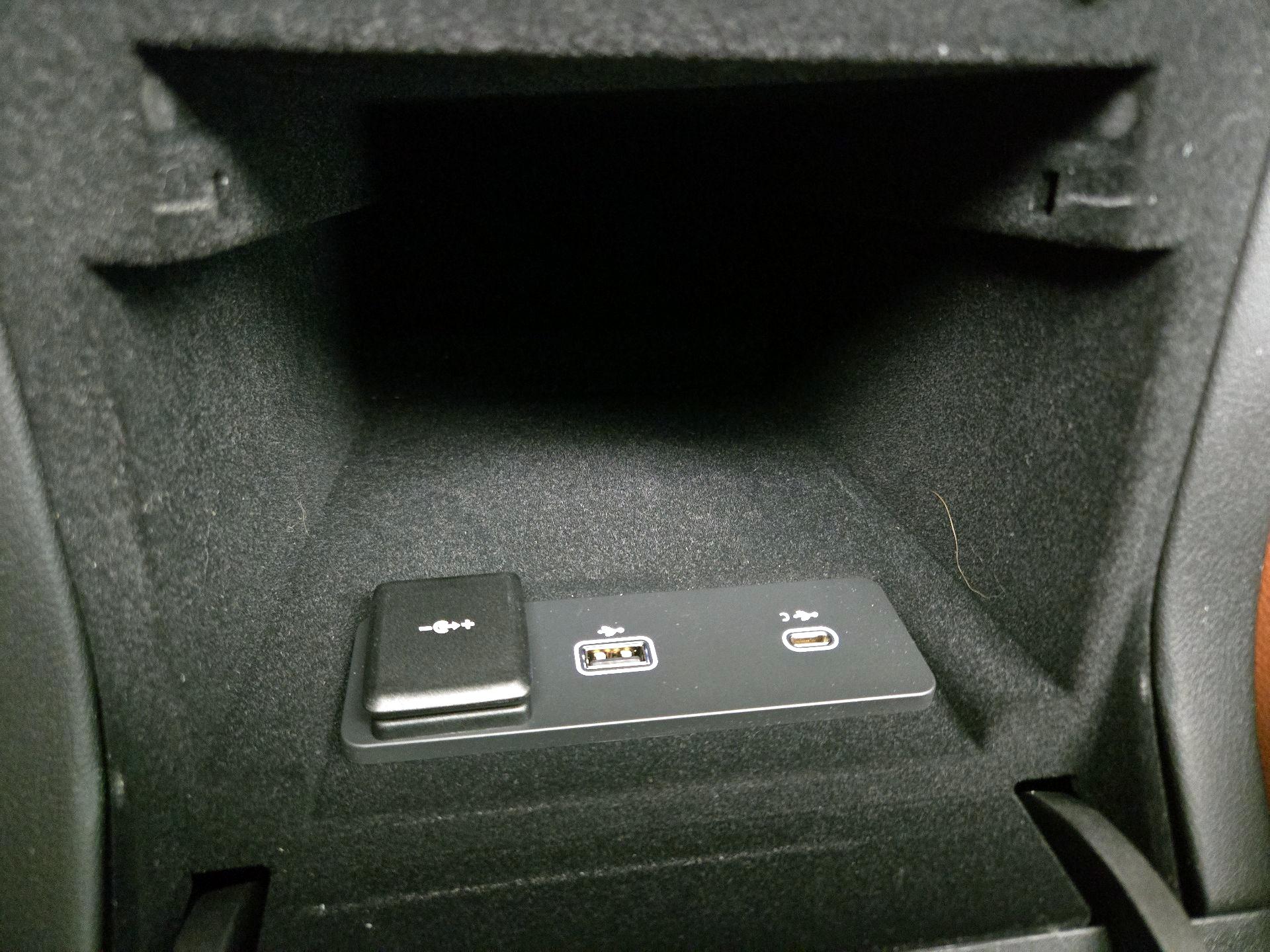 Thumbnail: 2021 Jaguar F-Pace - 19