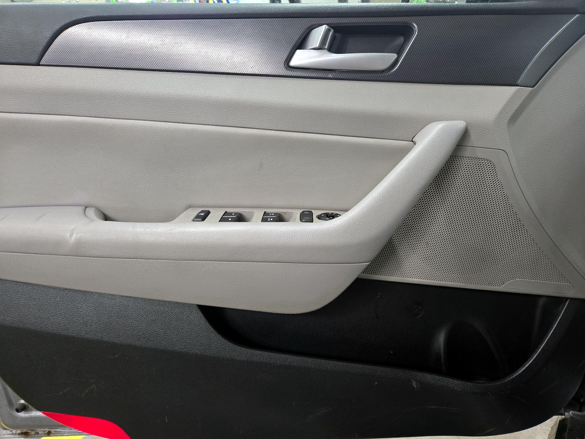 Thumbnail: 2016 Hyundai Sonata - 12