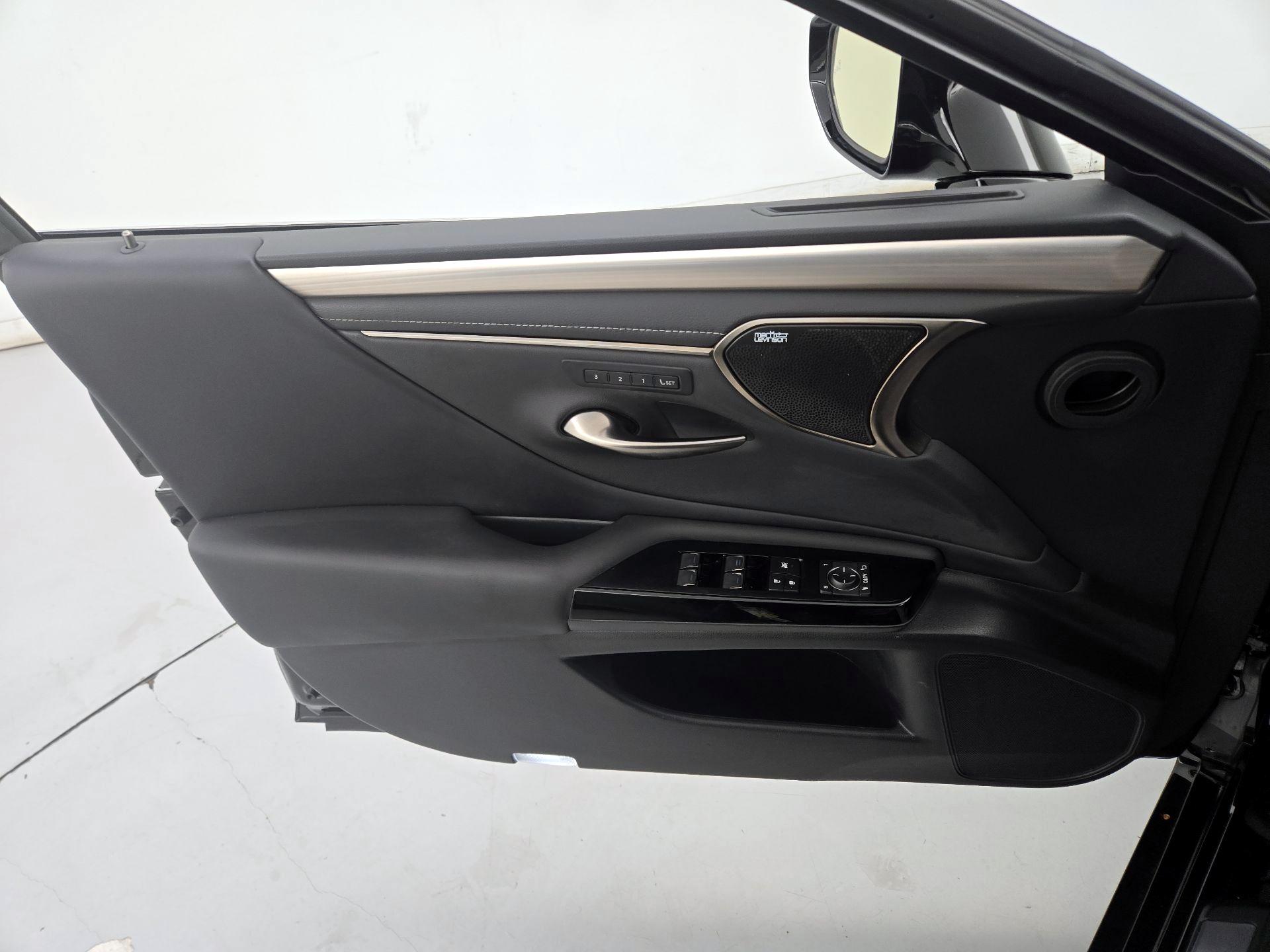 Thumbnail: 2022 Lexus ES - 12