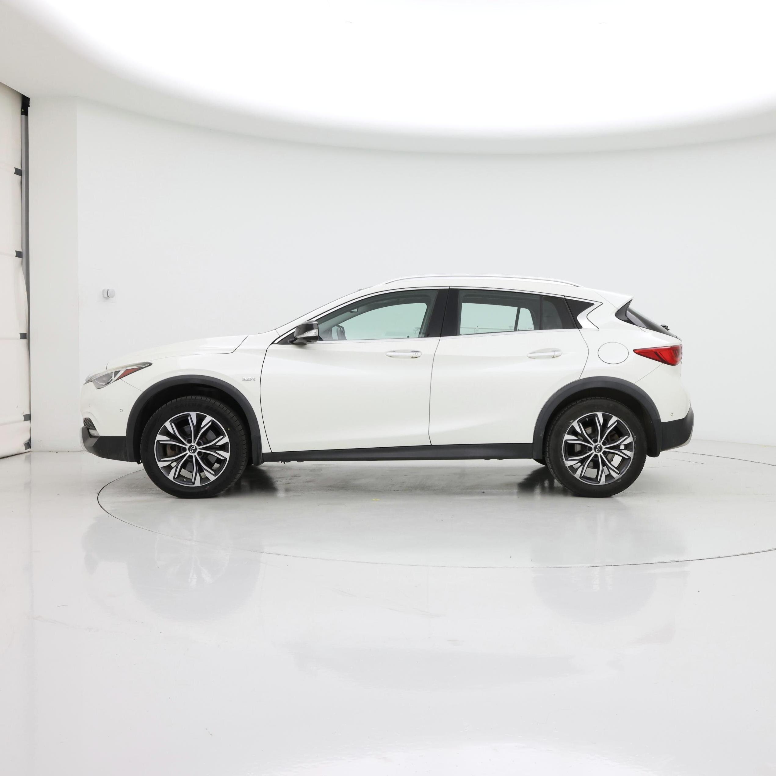 Thumbnail: 2017 INFINITI QX30 - 3