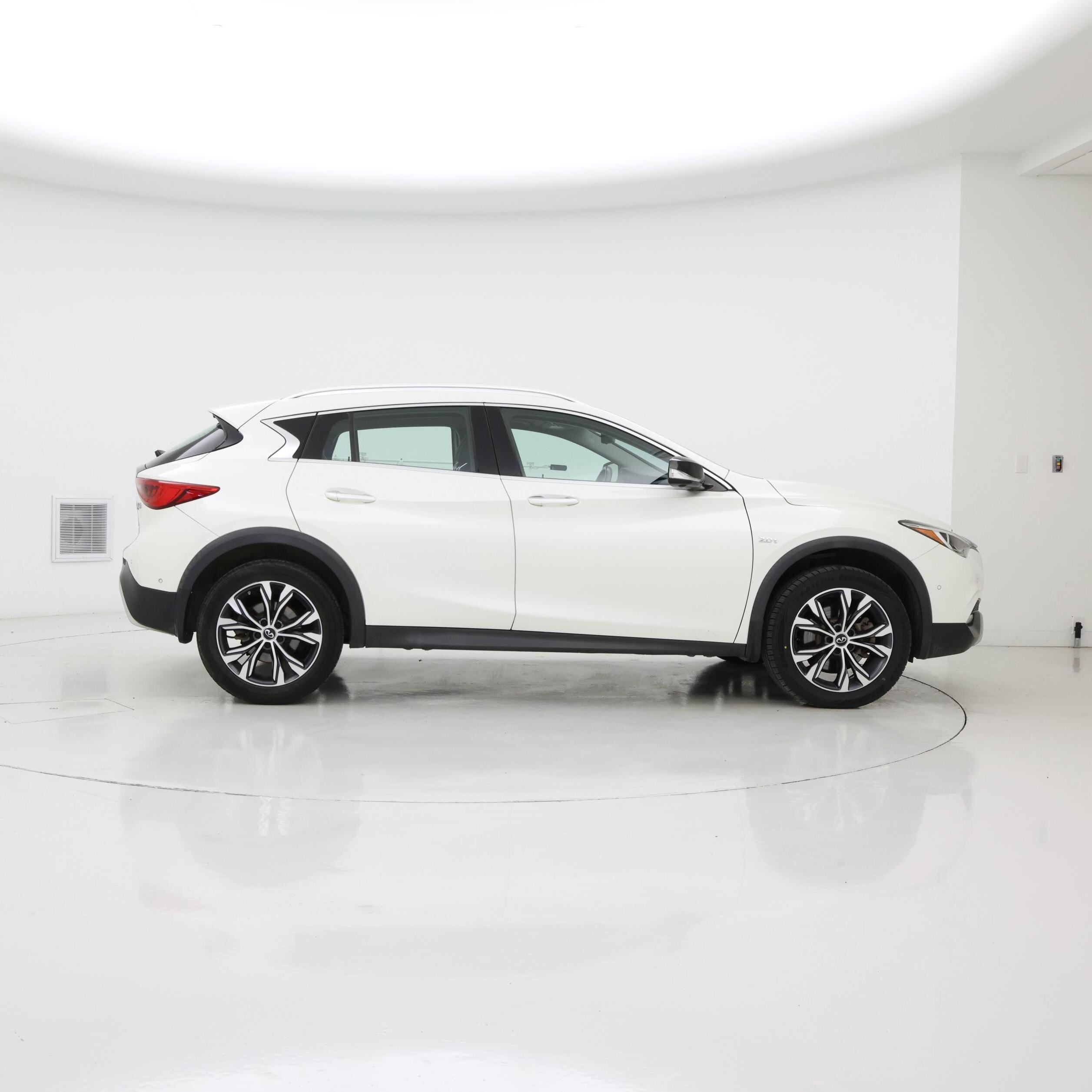 Thumbnail: 2017 INFINITI QX30 - 7