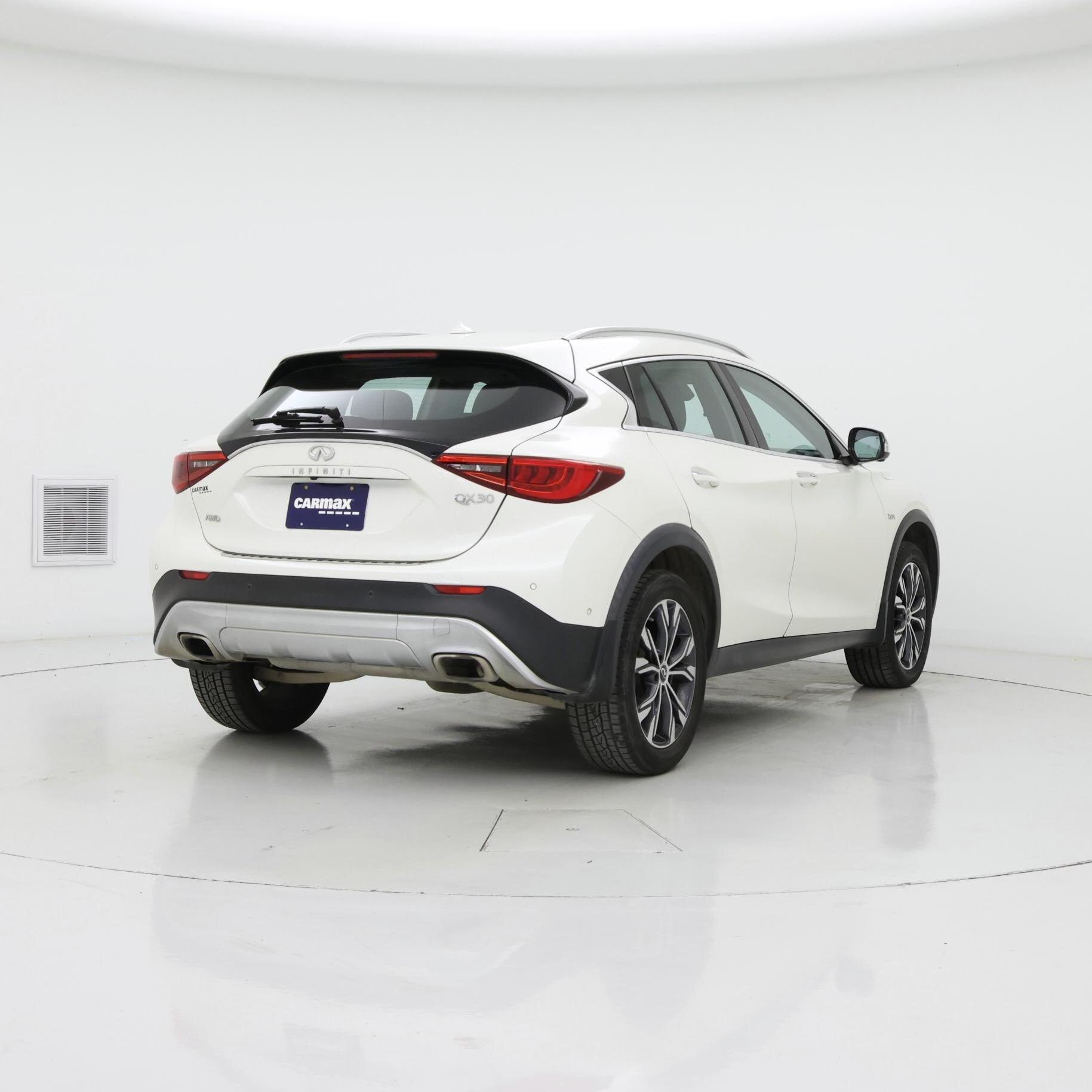 Thumbnail: 2017 INFINITI QX30 - 8