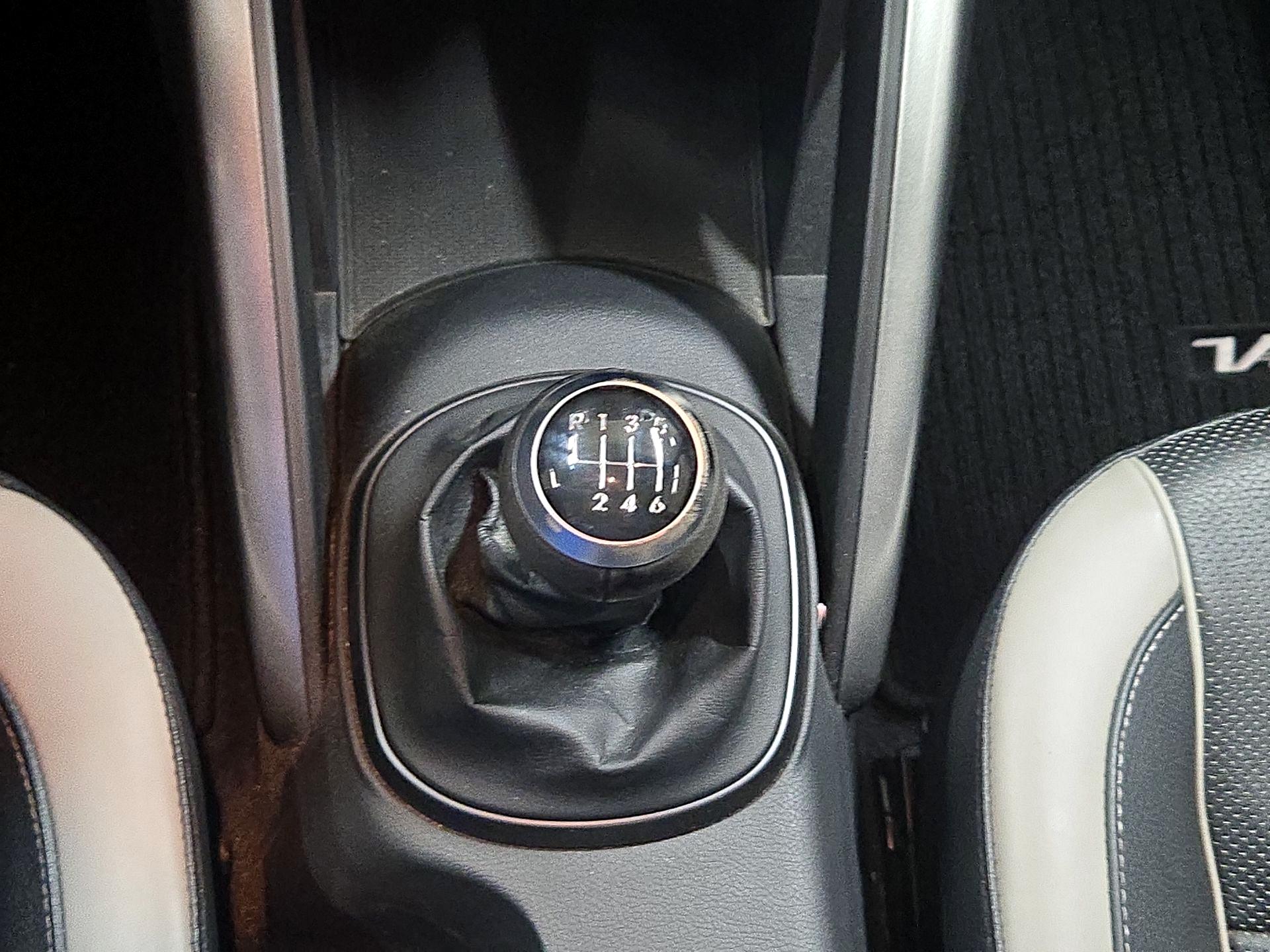 Thumbnail: 2014 Hyundai Veloster - 18