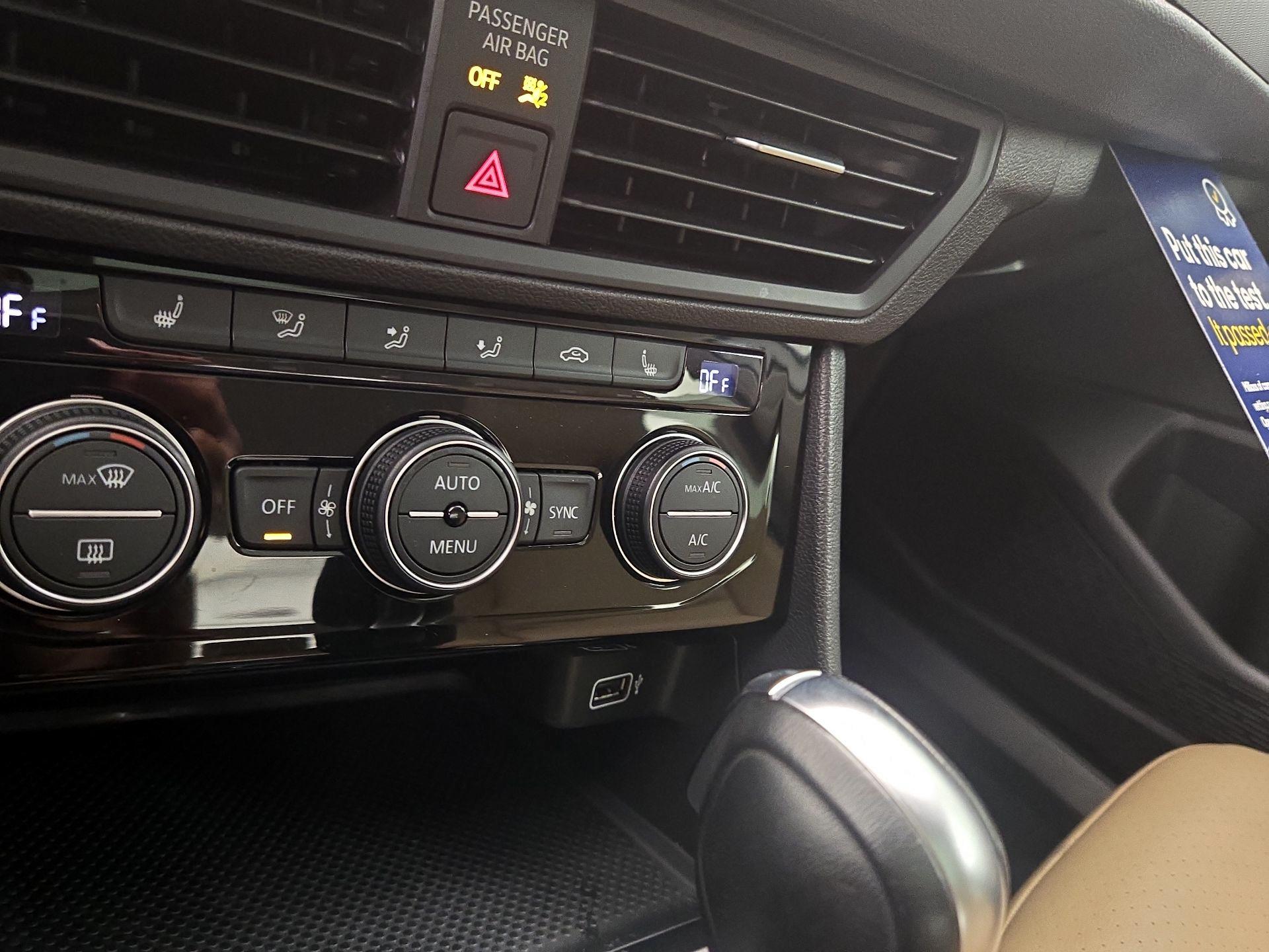 Thumbnail: 2019 Volkswagen Jetta - 16