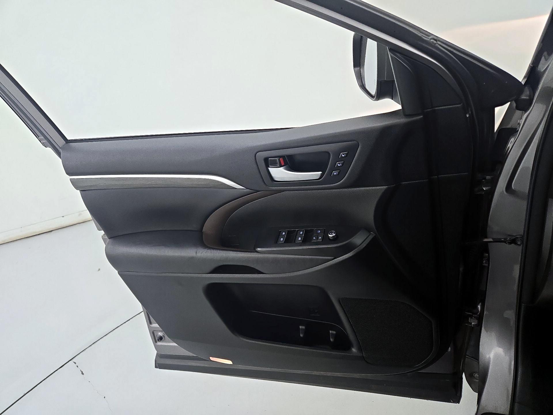 Thumbnail: 2018 Toyota Highlander - 12