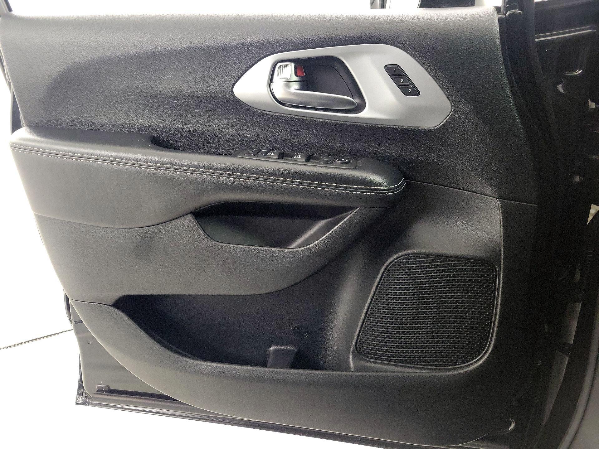 Thumbnail: 2020 Chrysler Pacifica - 12