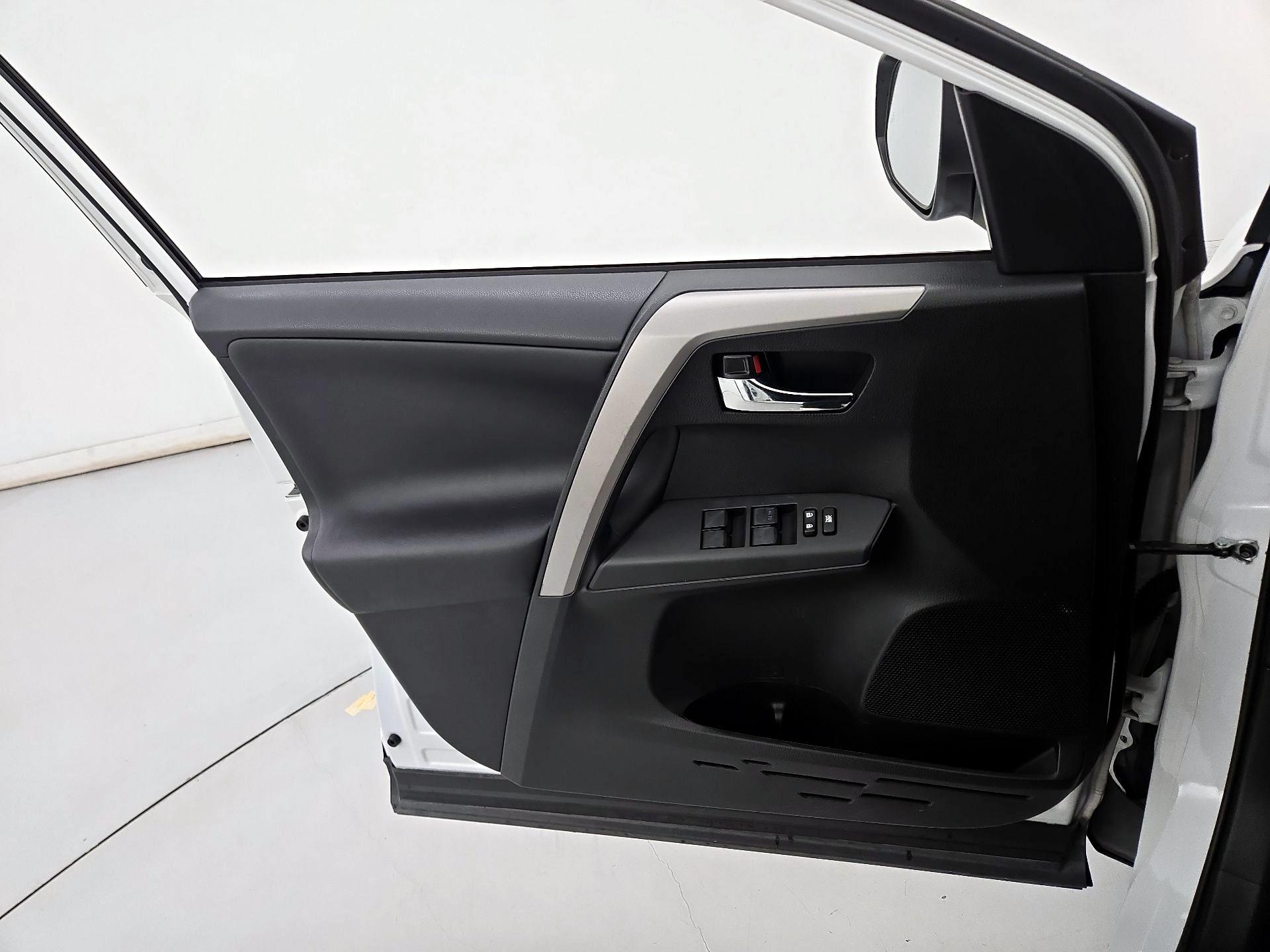 Thumbnail: 2016 Toyota RAV4 - 12