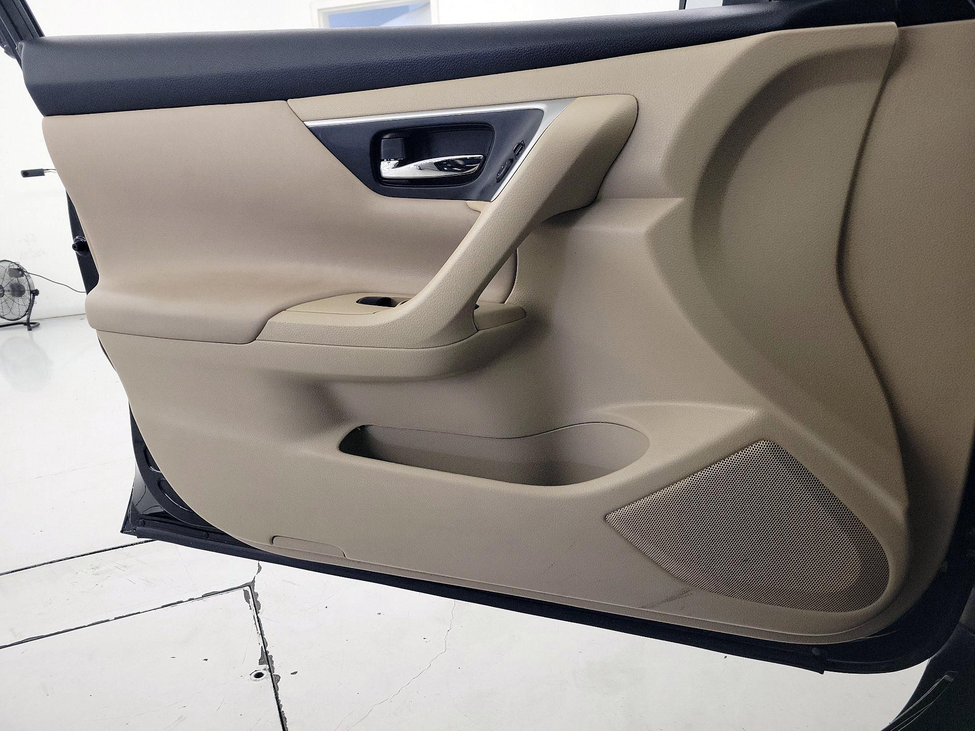 Thumbnail: 2017 Nissan Altima - 12