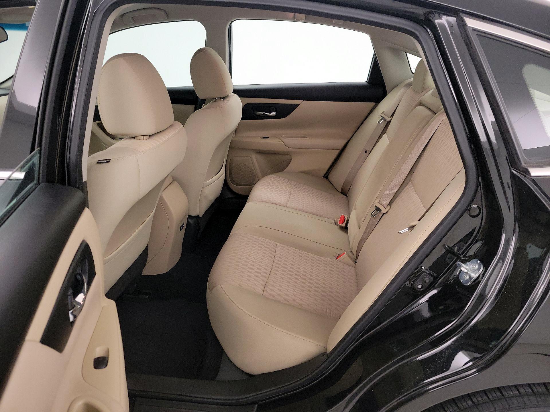 Thumbnail: 2017 Nissan Altima - 18