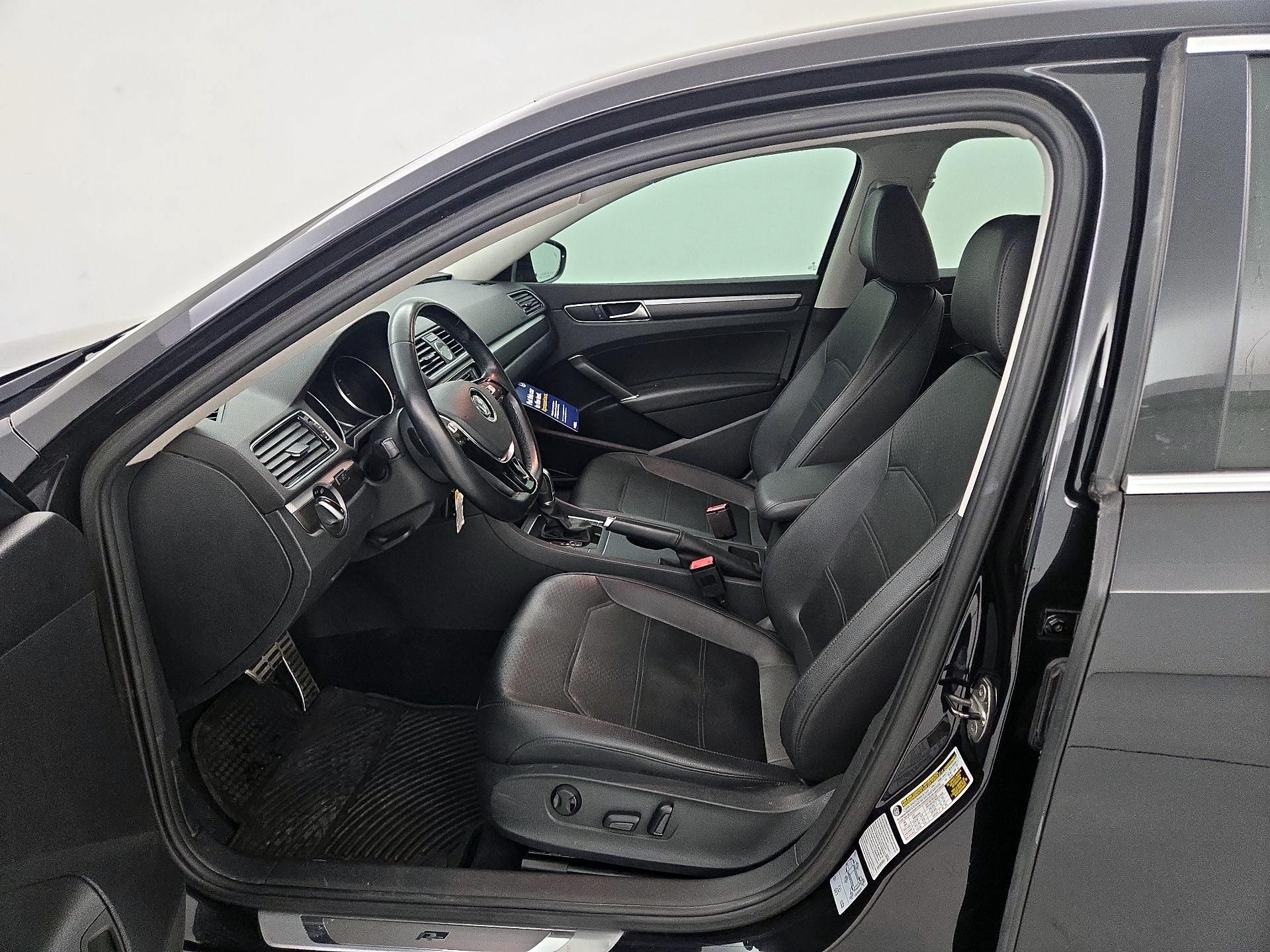 Thumbnail: 2017 Volkswagen Passat - 11