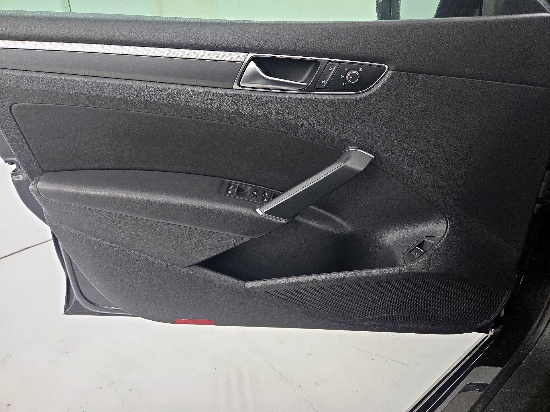 Thumbnail: 2017 Volkswagen Passat - 12