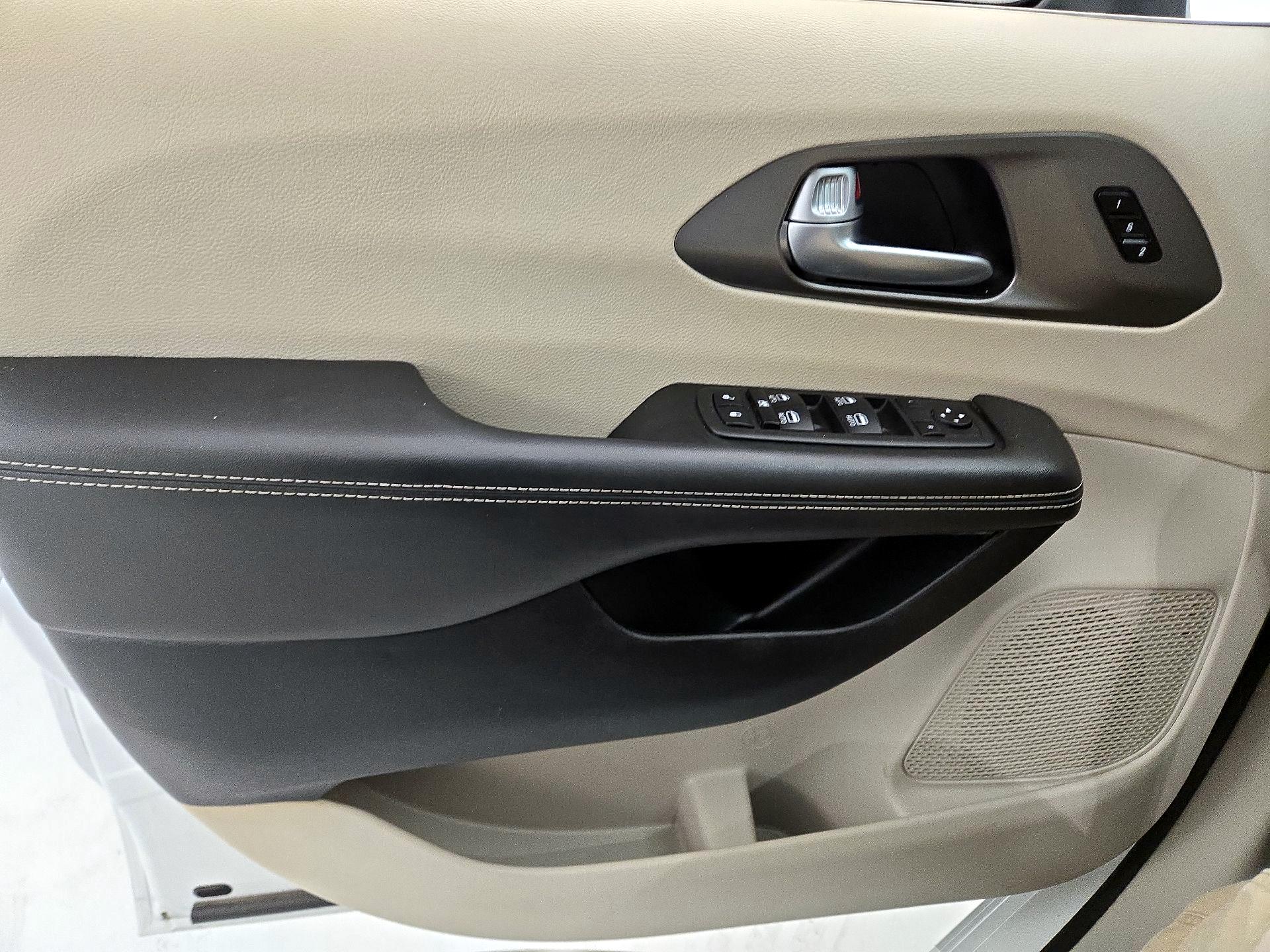 Thumbnail: 2023 Chrysler Pacifica - 12