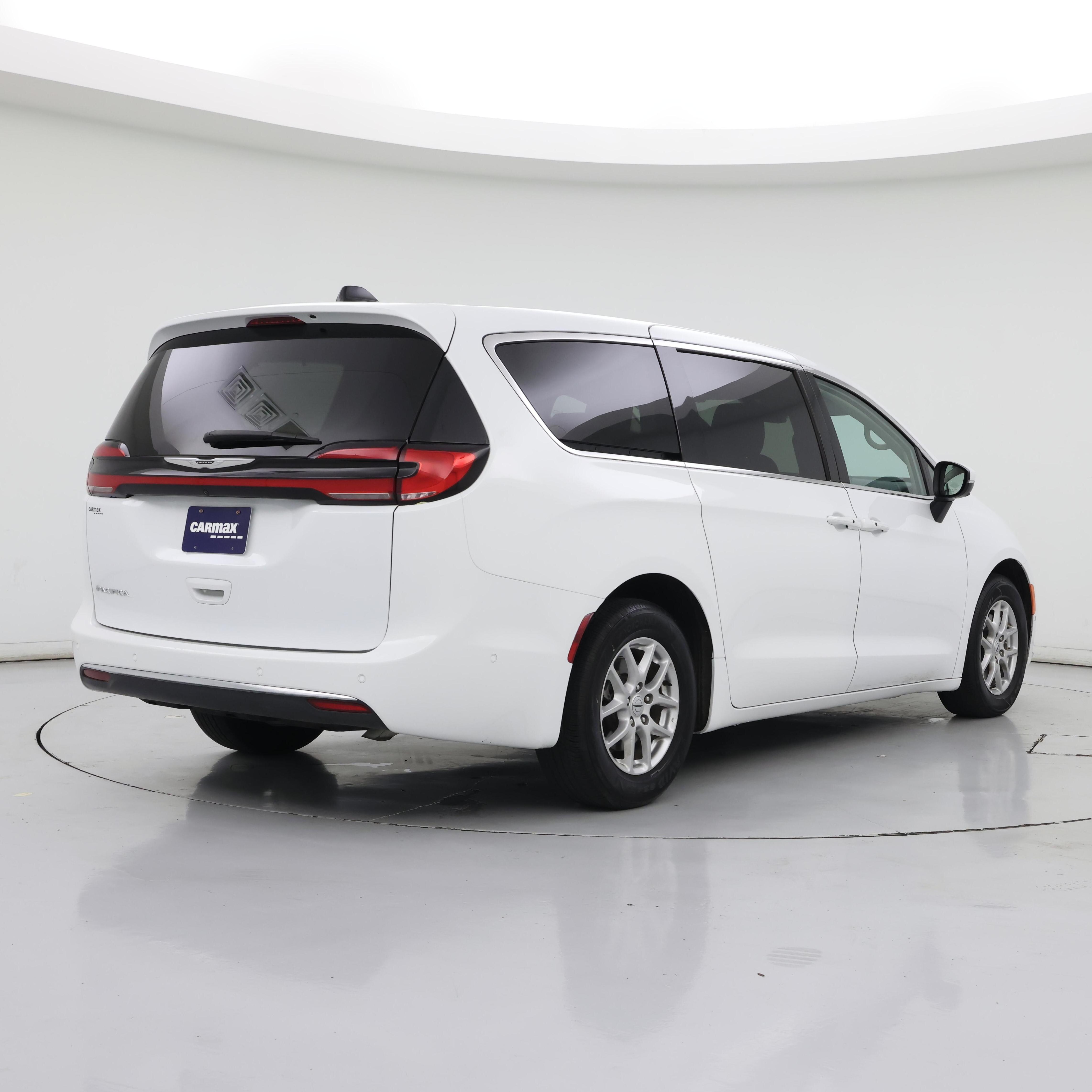 Thumbnail: 2023 Chrysler Pacifica - 8