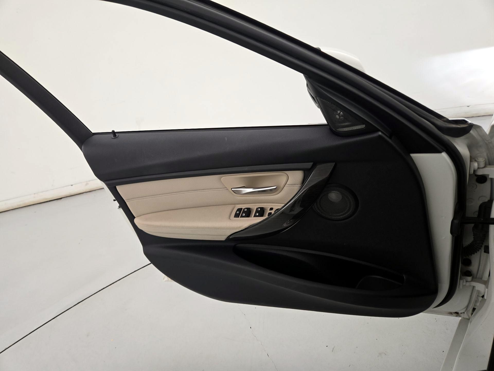 Thumbnail: 2015 BMW 3 Series - 12