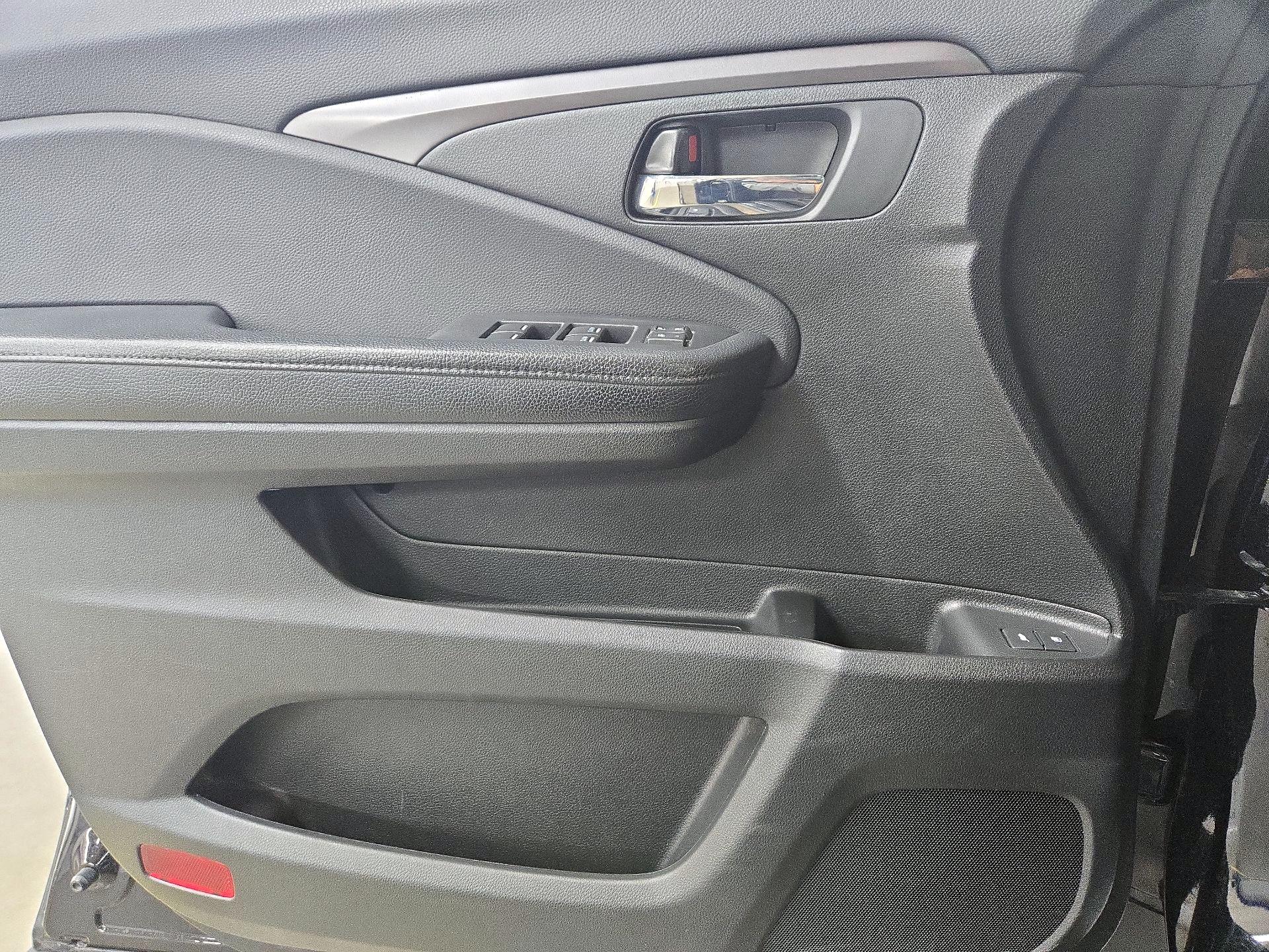 Thumbnail: 2017 Honda Pilot - 12