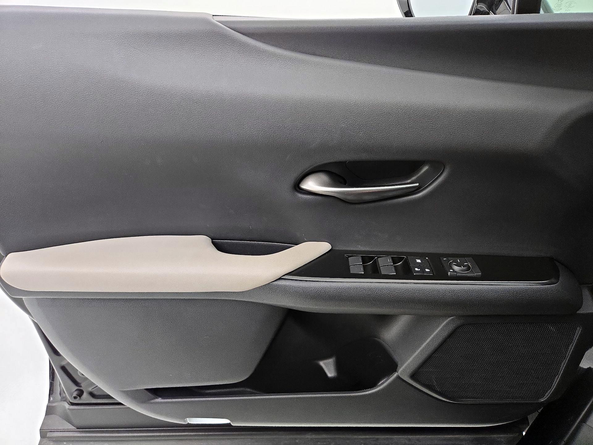 Thumbnail: 2022 Lexus UX - 12