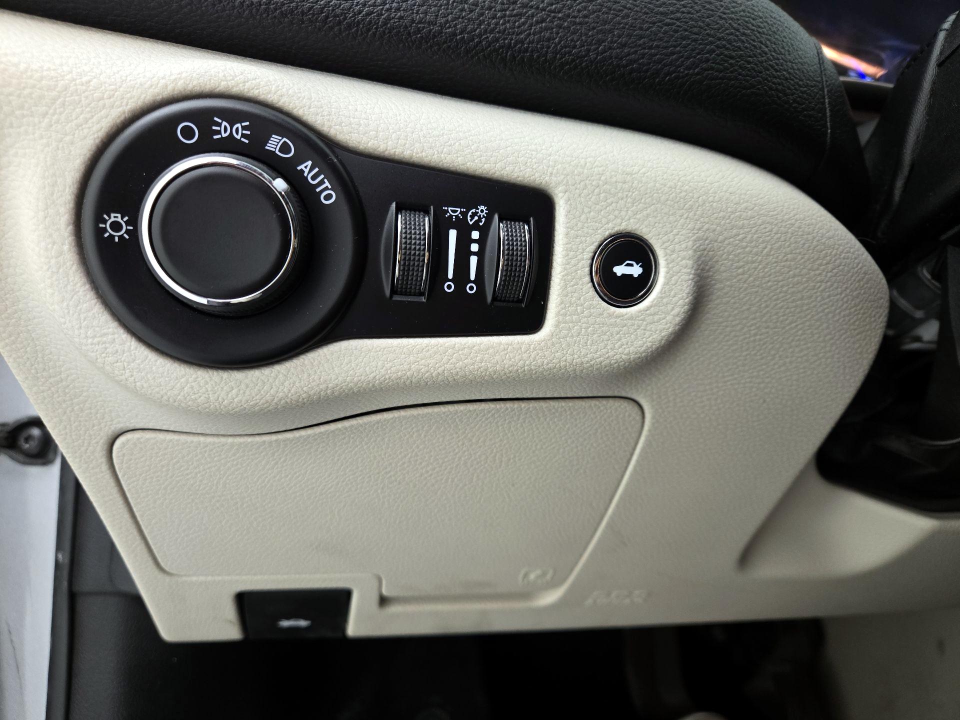 Thumbnail: 2016 Chrysler 200 - 13