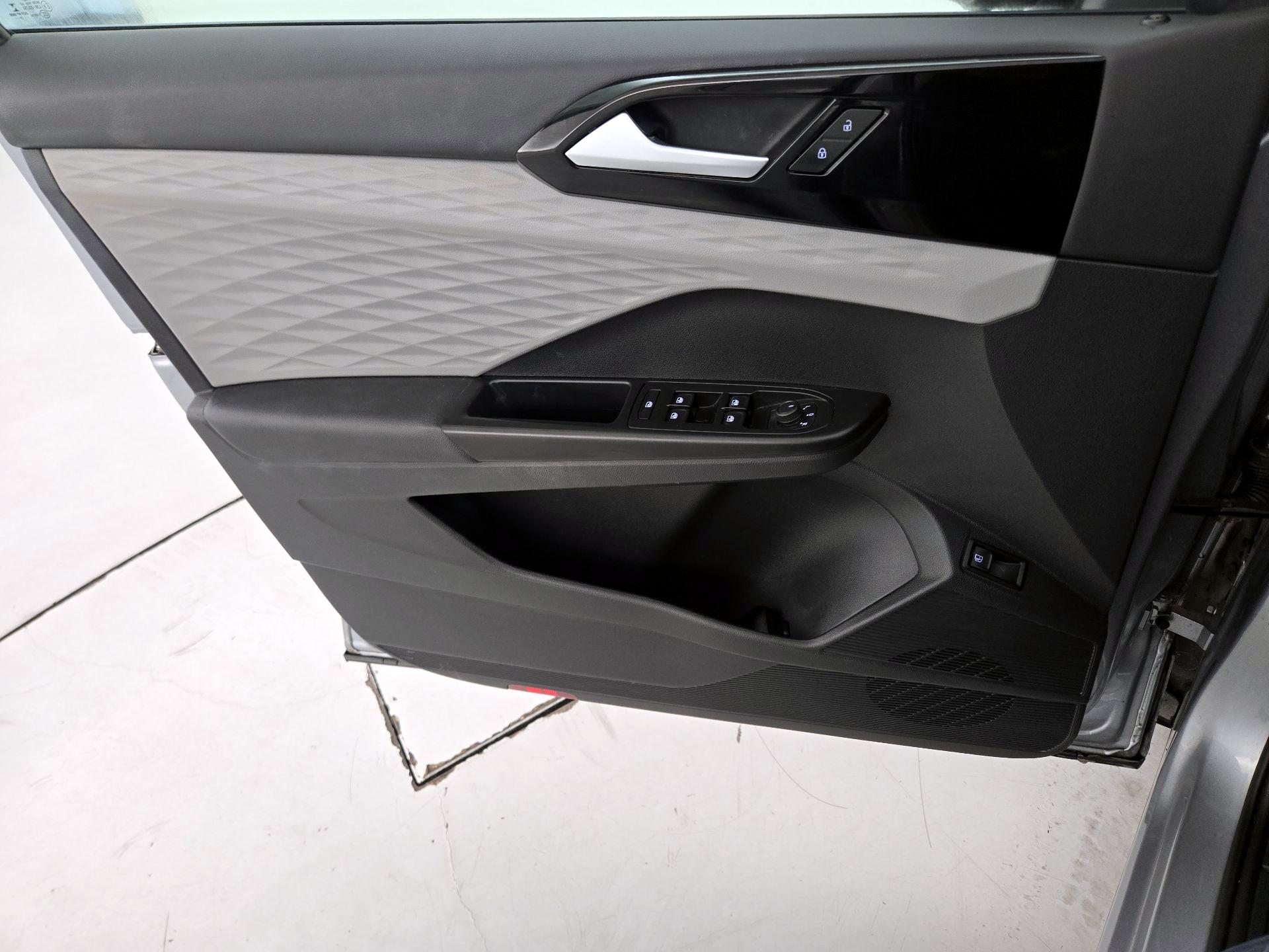 Thumbnail: 2022 Volkswagen Taos - 12