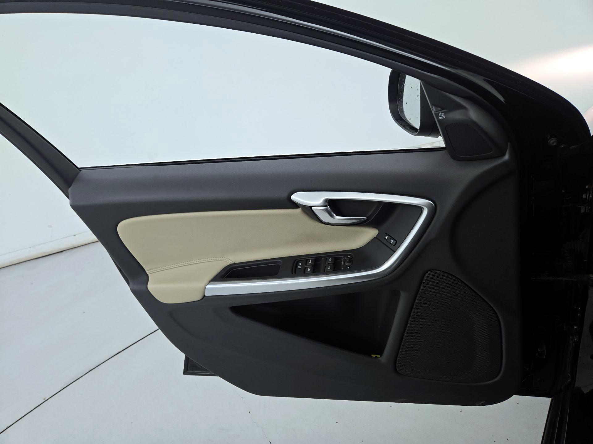 Thumbnail: 2015 Volvo V60 - 12