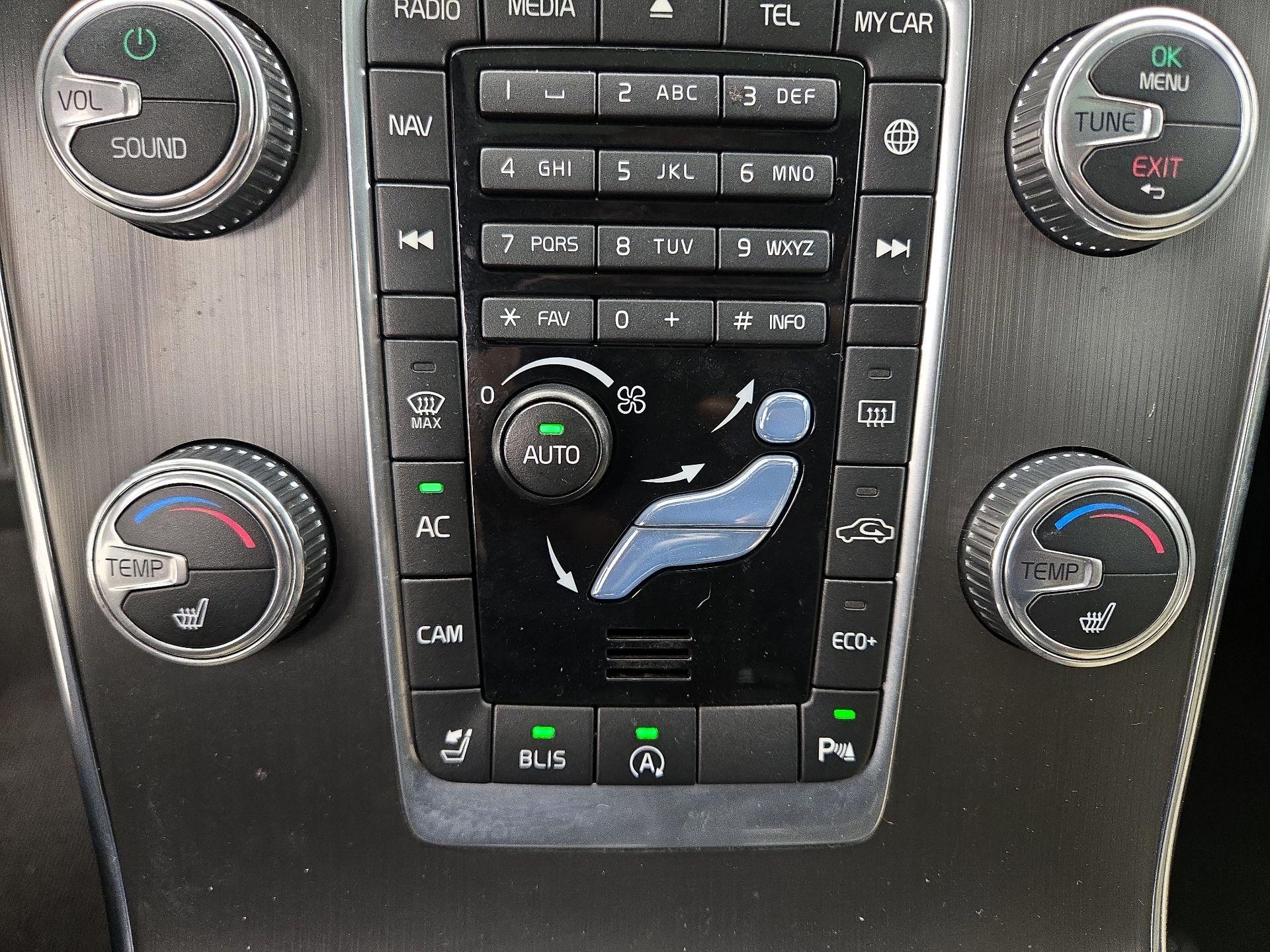 Thumbnail: 2015 Volvo V60 - 17