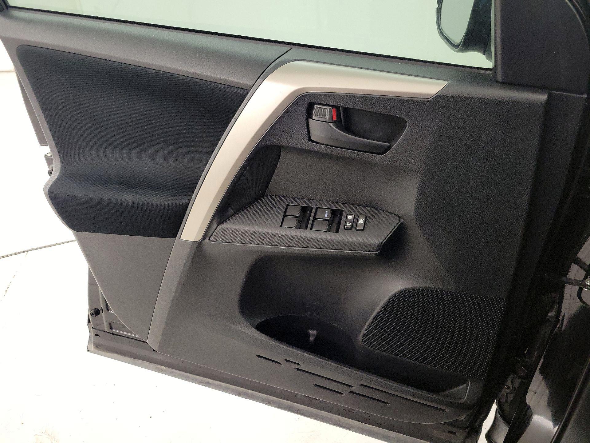 Thumbnail: 2015 Toyota RAV4 - 12