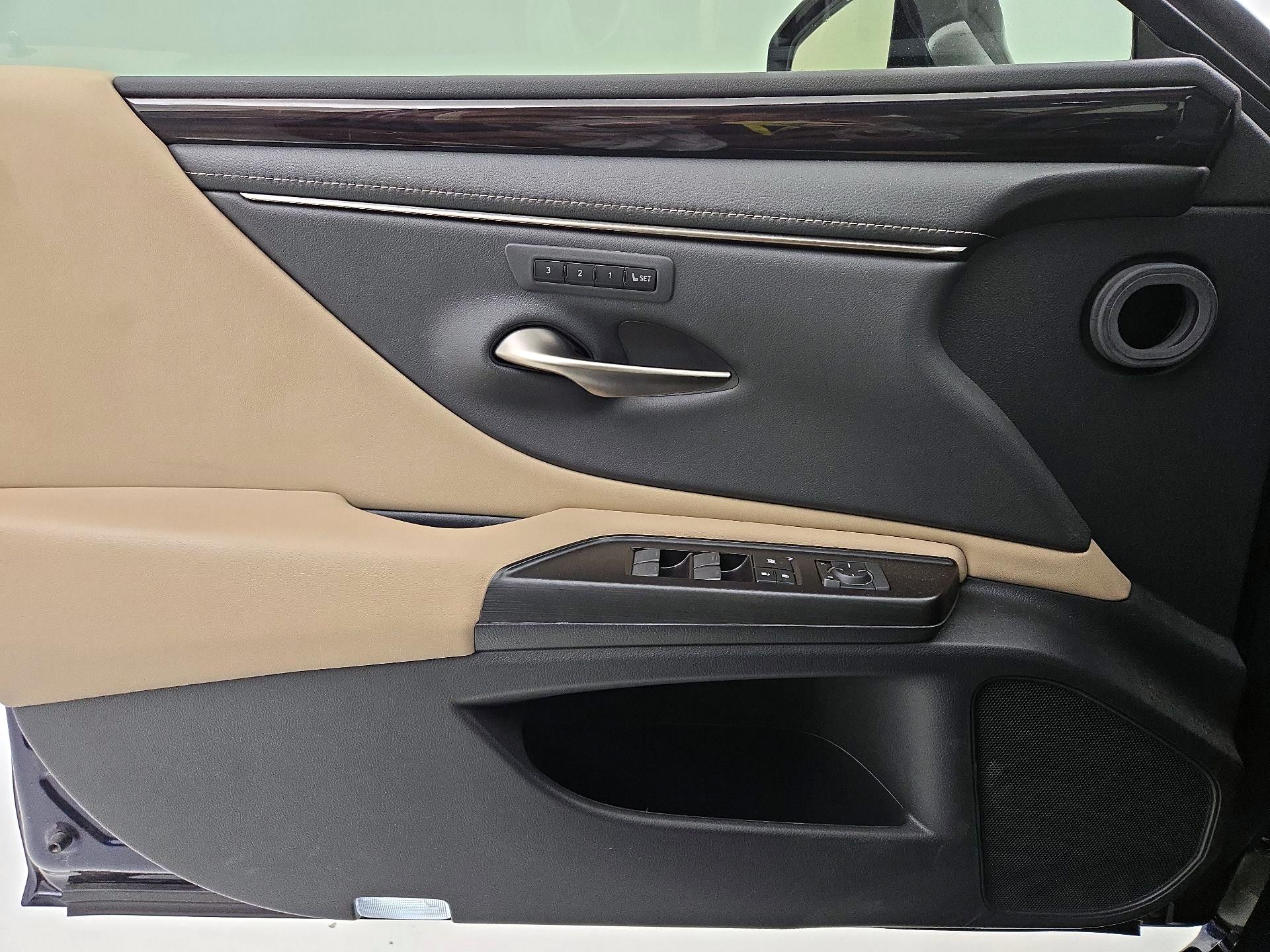 Thumbnail: 2019 Lexus ES - 12