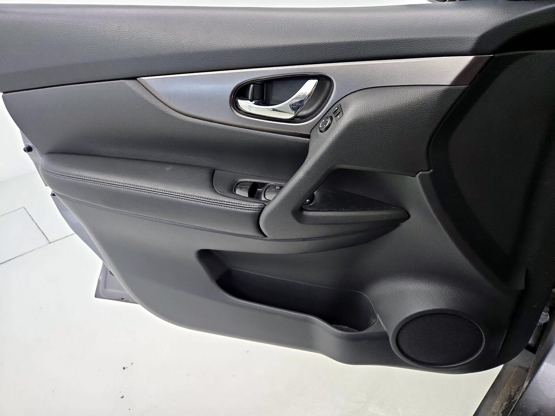 Thumbnail: 2015 Nissan Rogue - 12