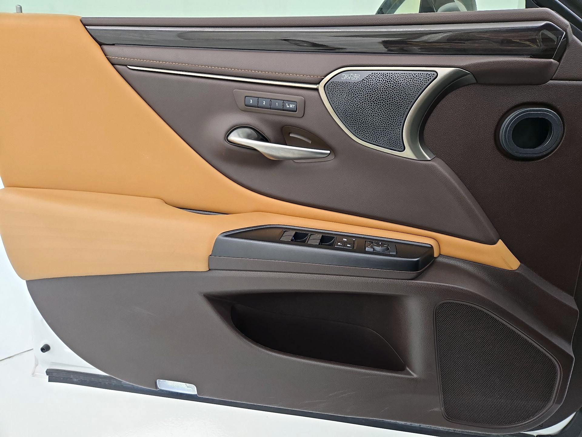 Thumbnail: 2019 Lexus ES - 12