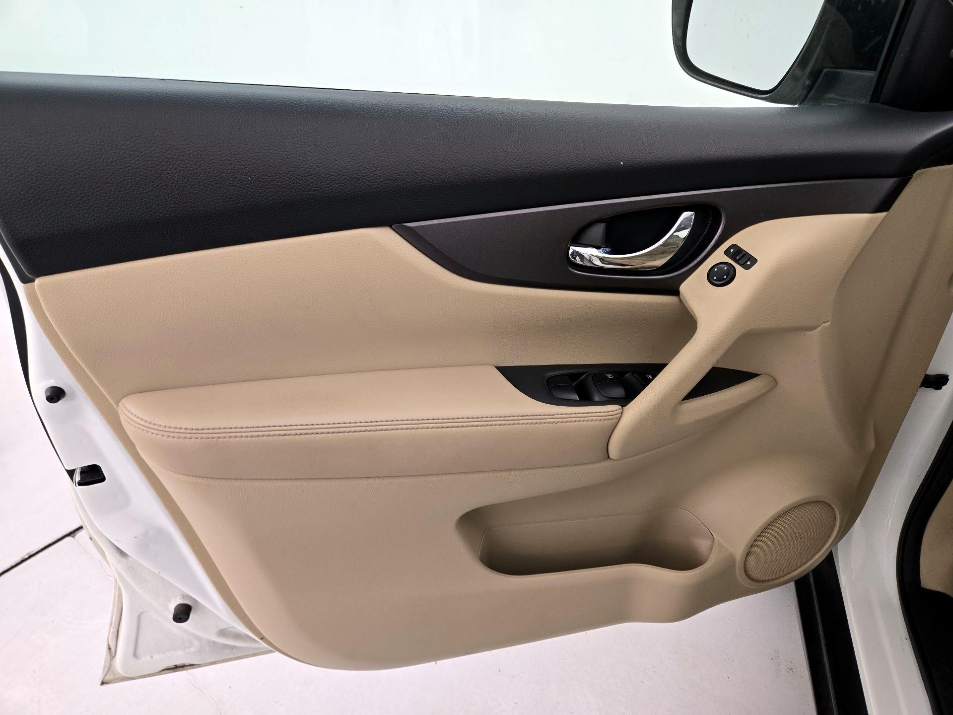 Thumbnail: 2016 Nissan Rogue - 12