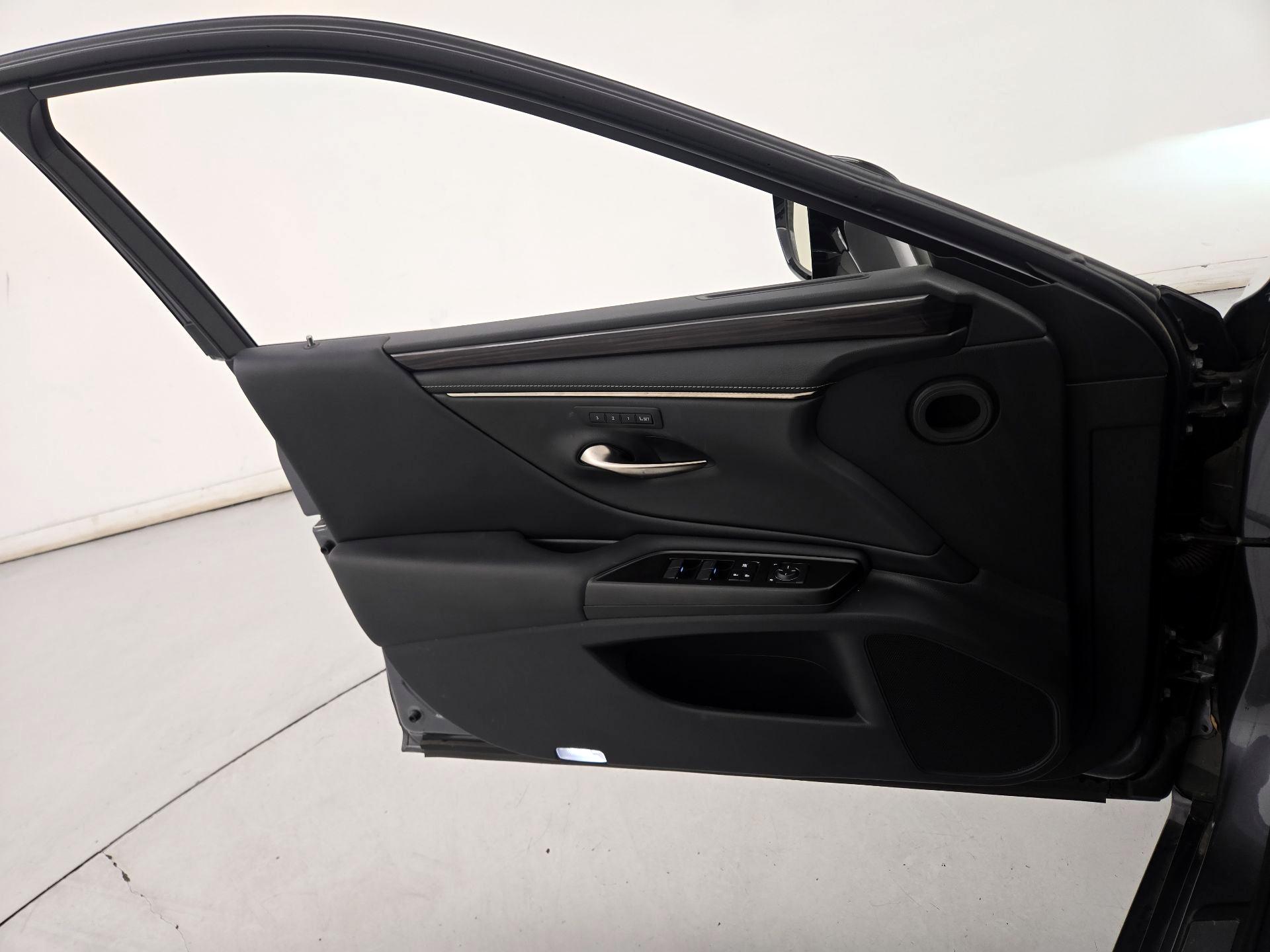 Thumbnail: 2019 Lexus ES - 12