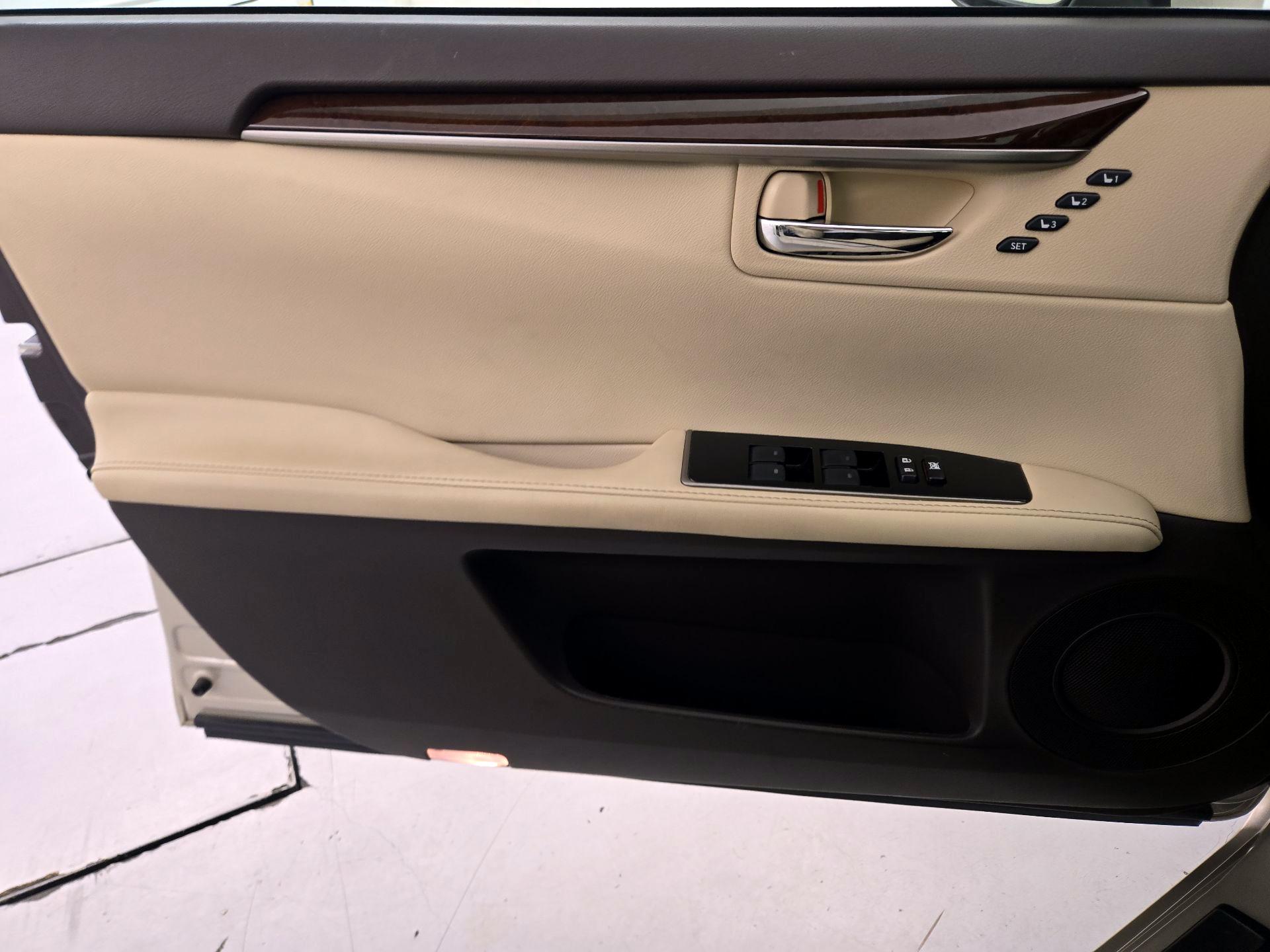 Thumbnail: 2016 Lexus ES - 12