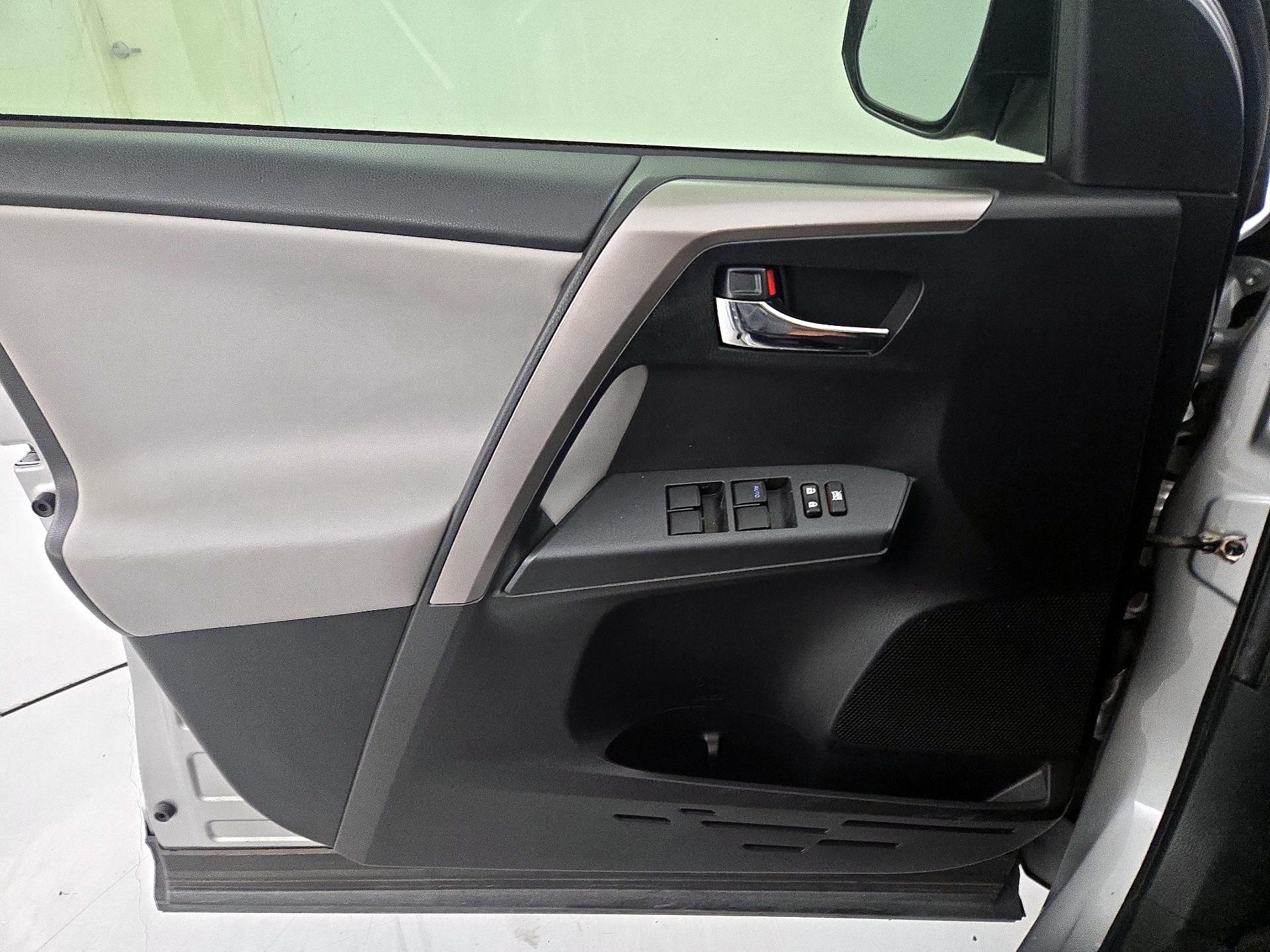 Thumbnail: 2018 Toyota RAV4 - 12